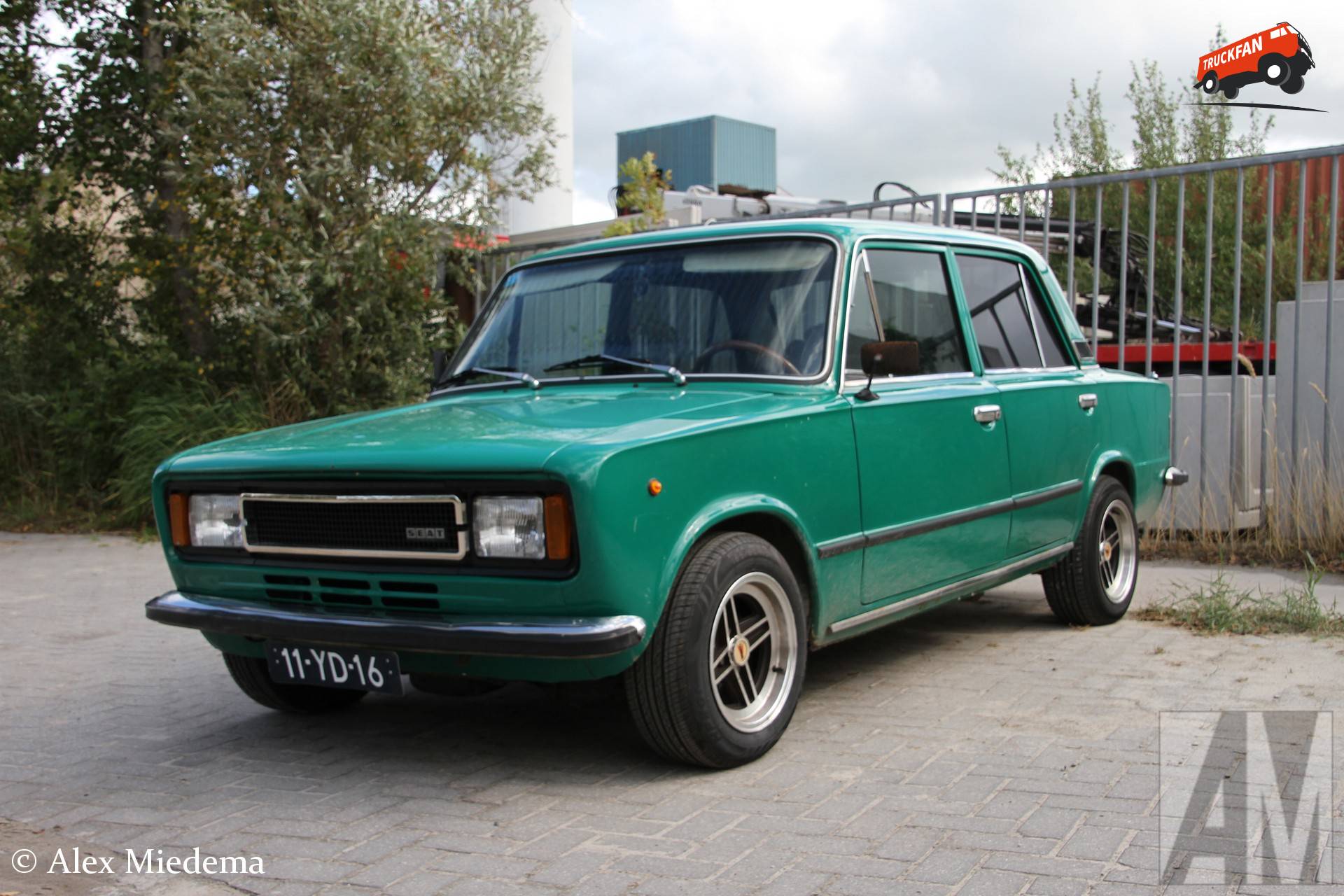 SEAT 124 D sedan uit 1977 in Akkrum