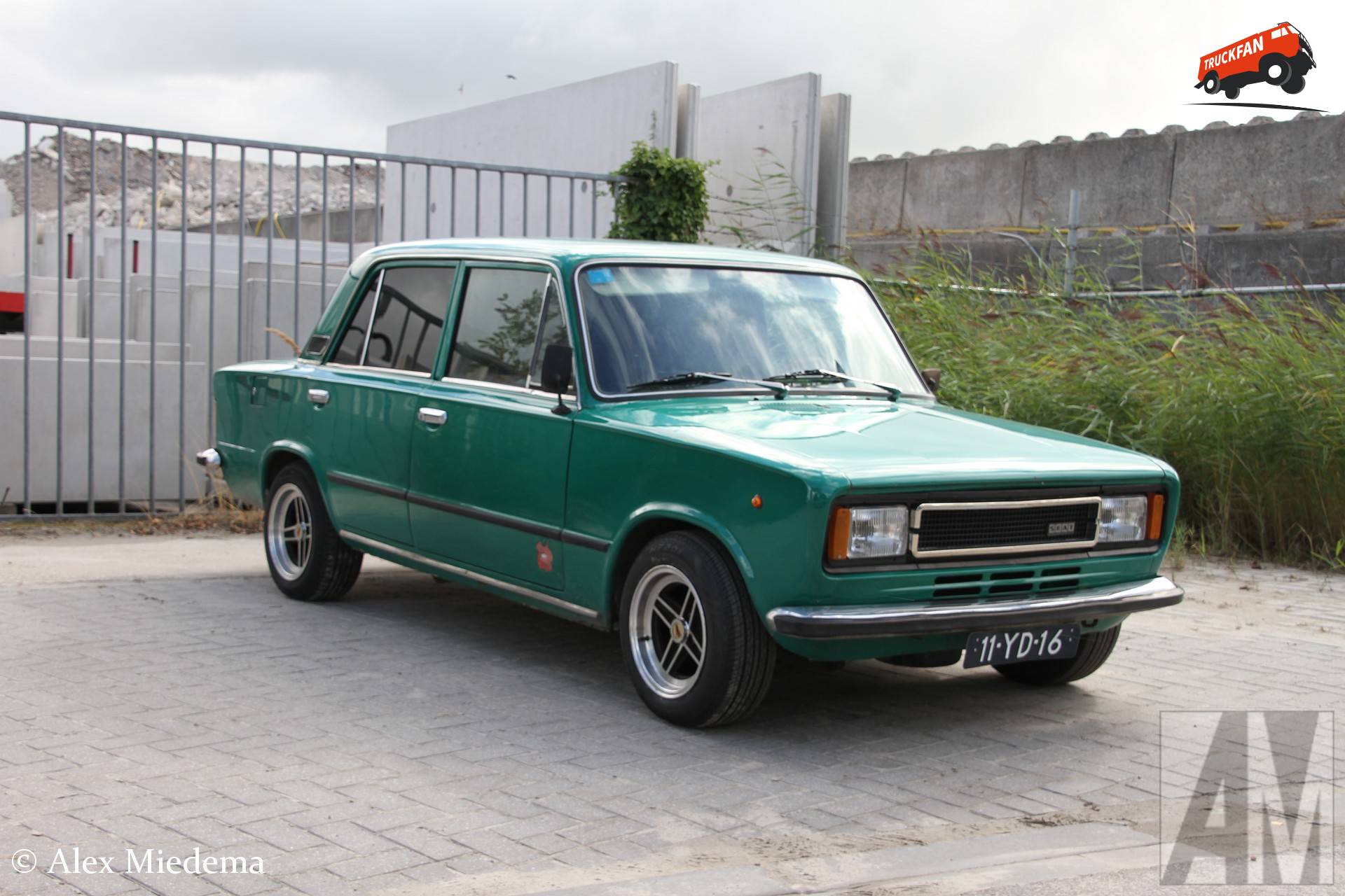 SEAT 124 D sedan uit 1977 in Akkrum