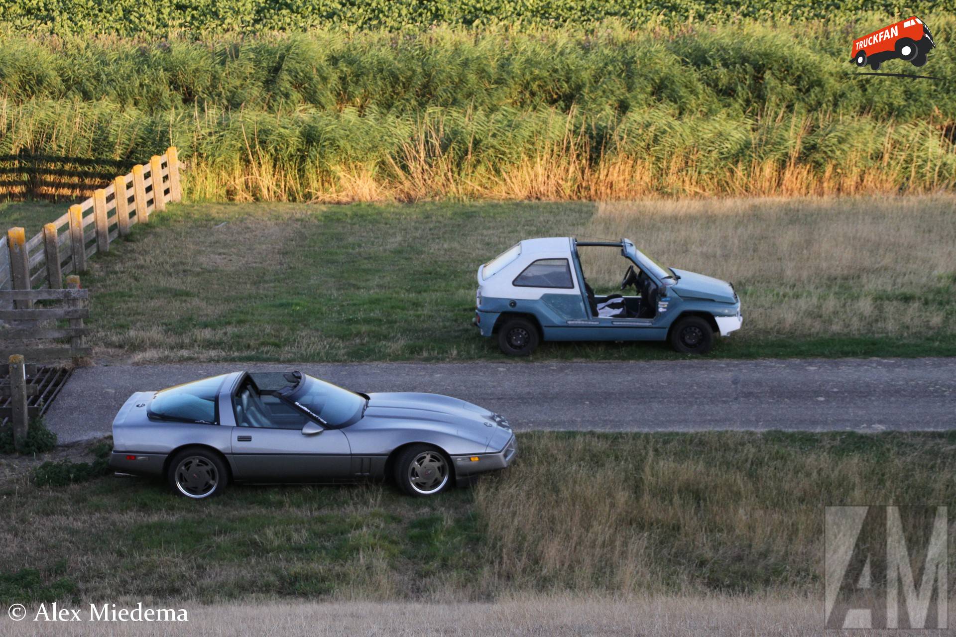 Twee plastic targa's tijdens zonsverduistering