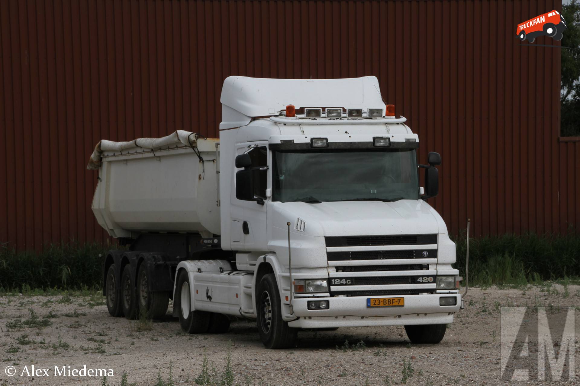 Vrachtwagen Scania T124G420 eigendom De Rousant