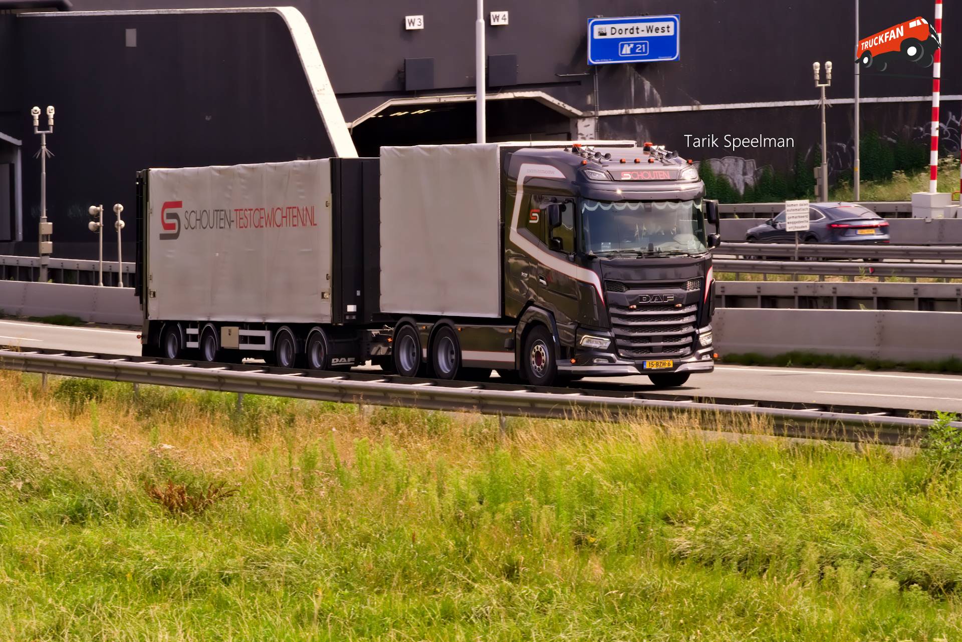 DAF XG truck with license plate 15-BZH-6