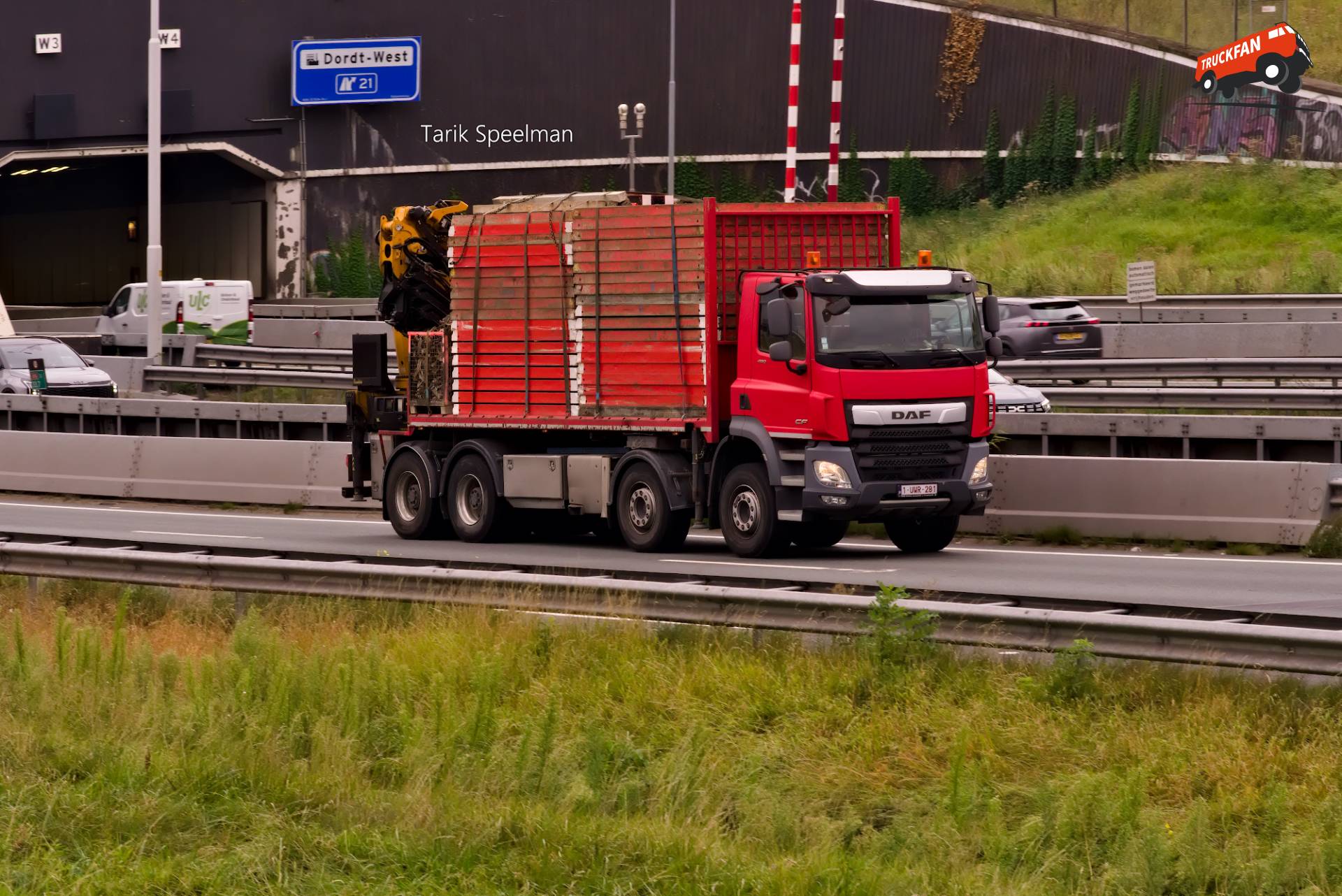 DAF CF Euro 6 vrachtwagen met kenteken 1-UWR-281
