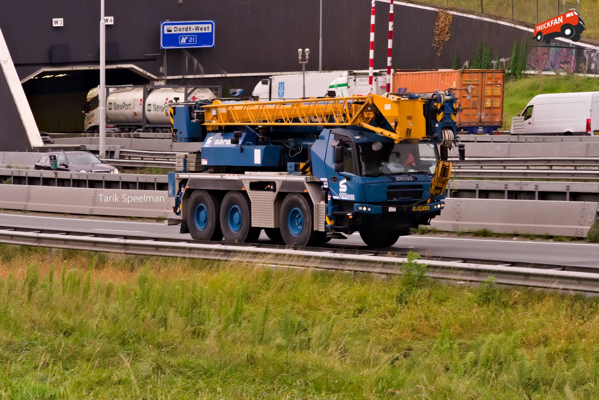 8225, Hijskraan Grove GMK 3060L-1 met kenteken 88-BTJ-3