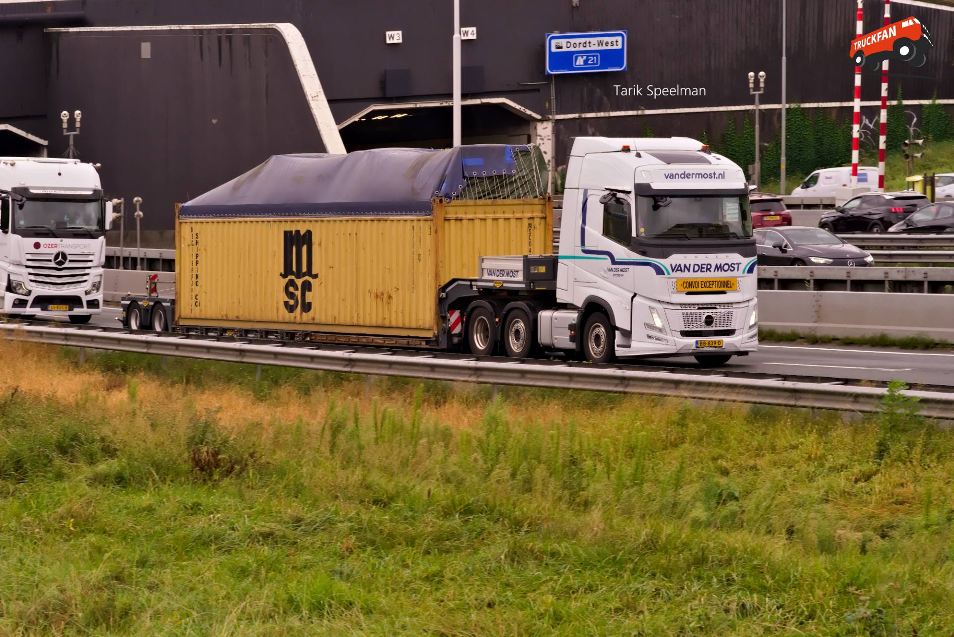 366, Volvo FH Aero vrachtwagen met kenteken BB-839-D