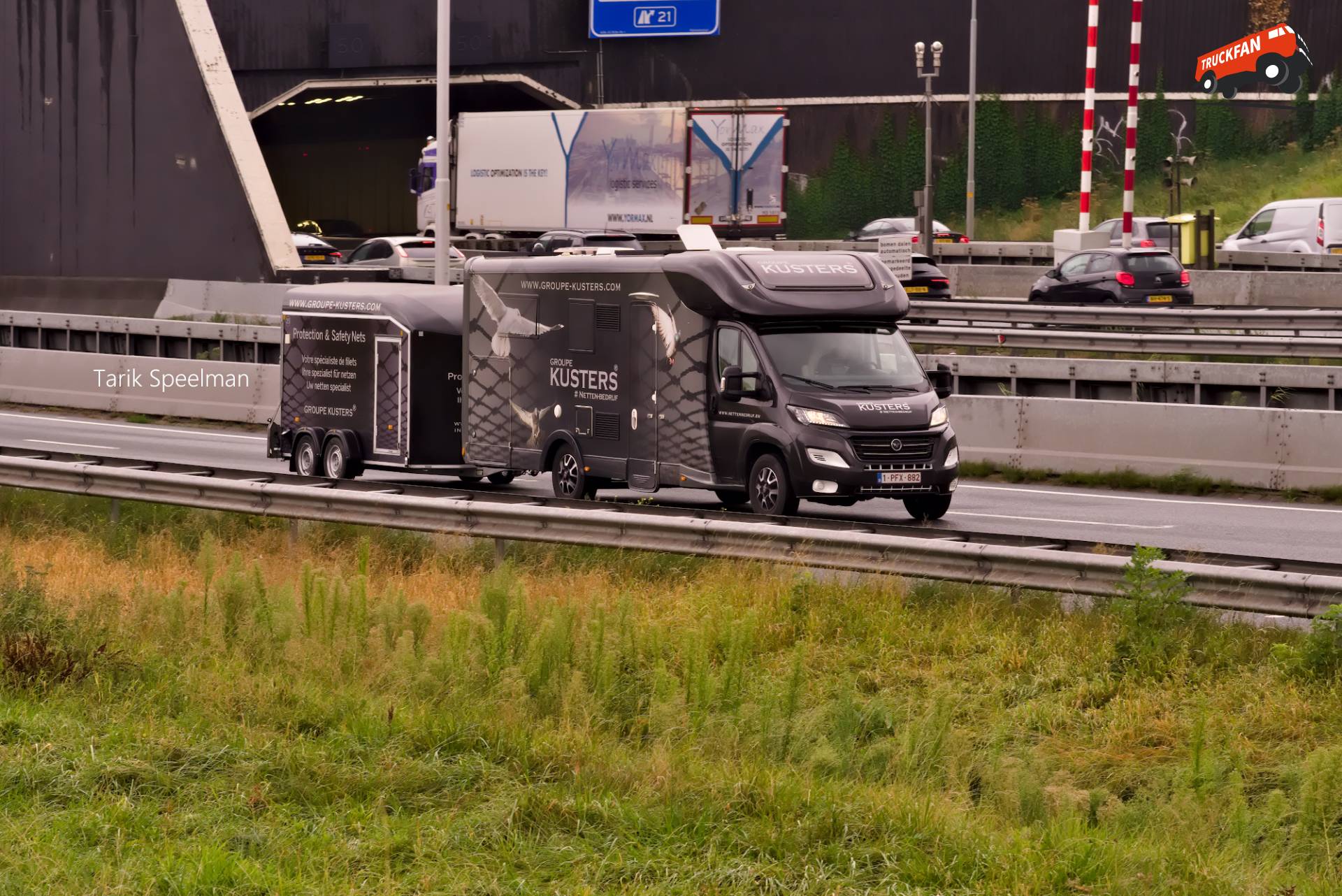 Opel Vivaro met kenteken 1-PFX-882 op A16