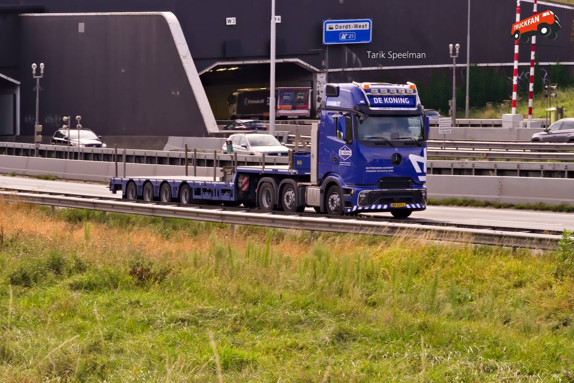 Mercedes-Benz Actros L ProCabin heavy transport on A16