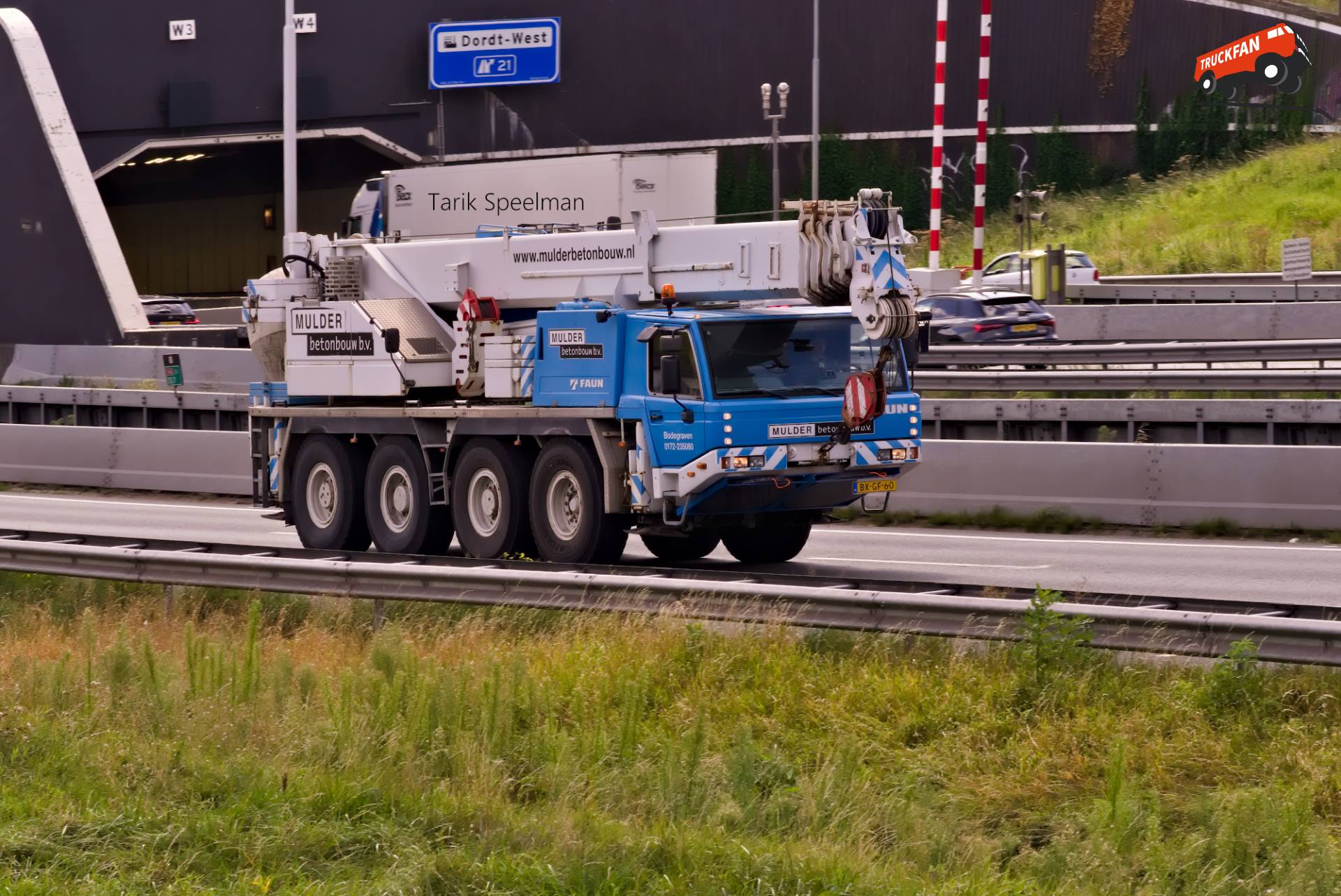 Faun ATF 60-4 hijskraan op de A16