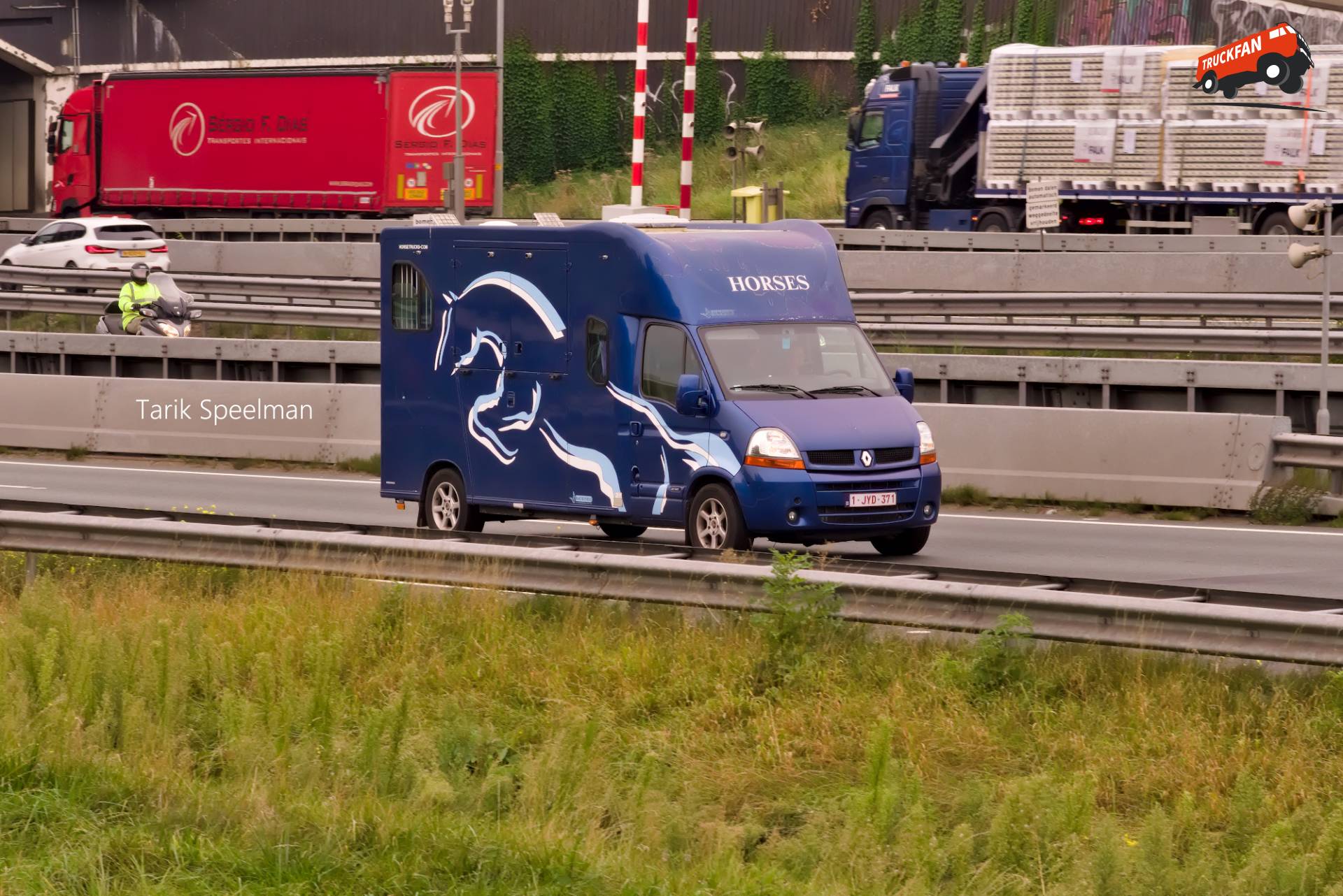Renault Master paardenvervoer op A16