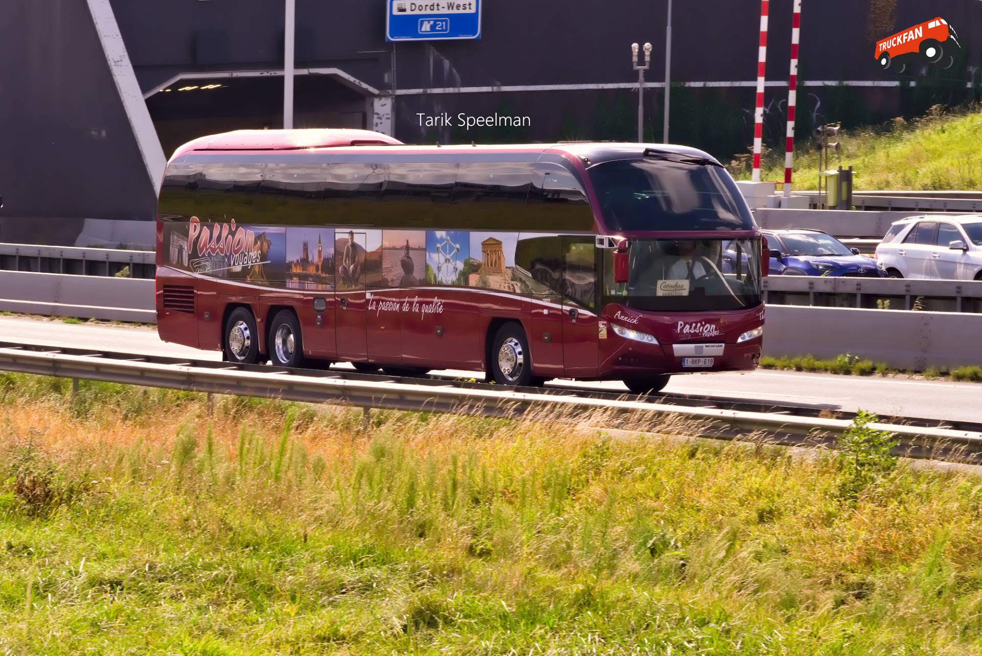 Neoplan reisbus met kenteken 1-RKP-619 op A16