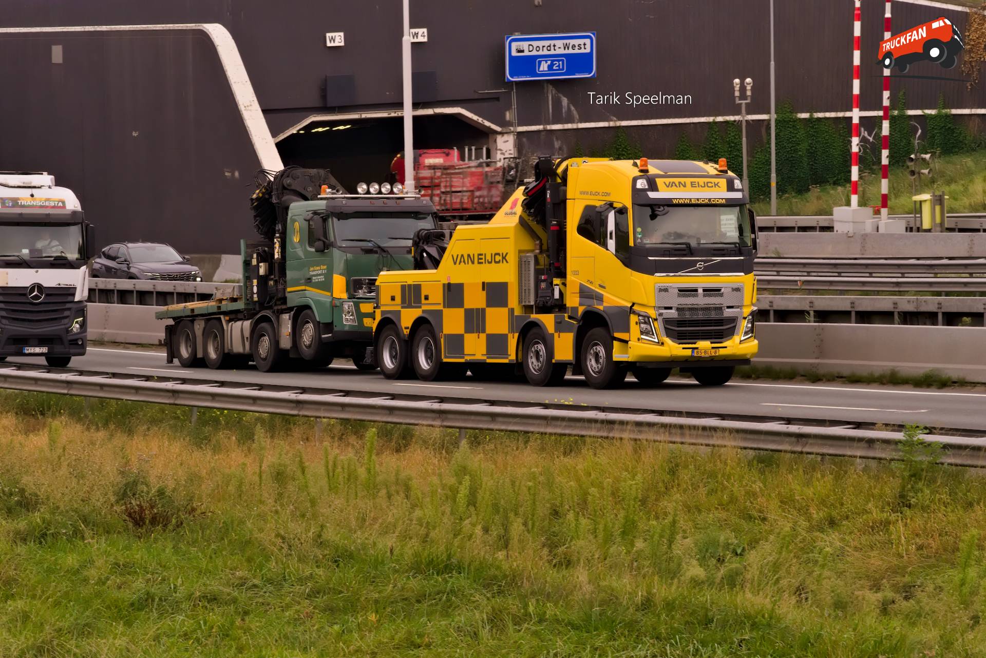 Volvo FH 4th Gen en 2nd Gen vrachtwagens op A16