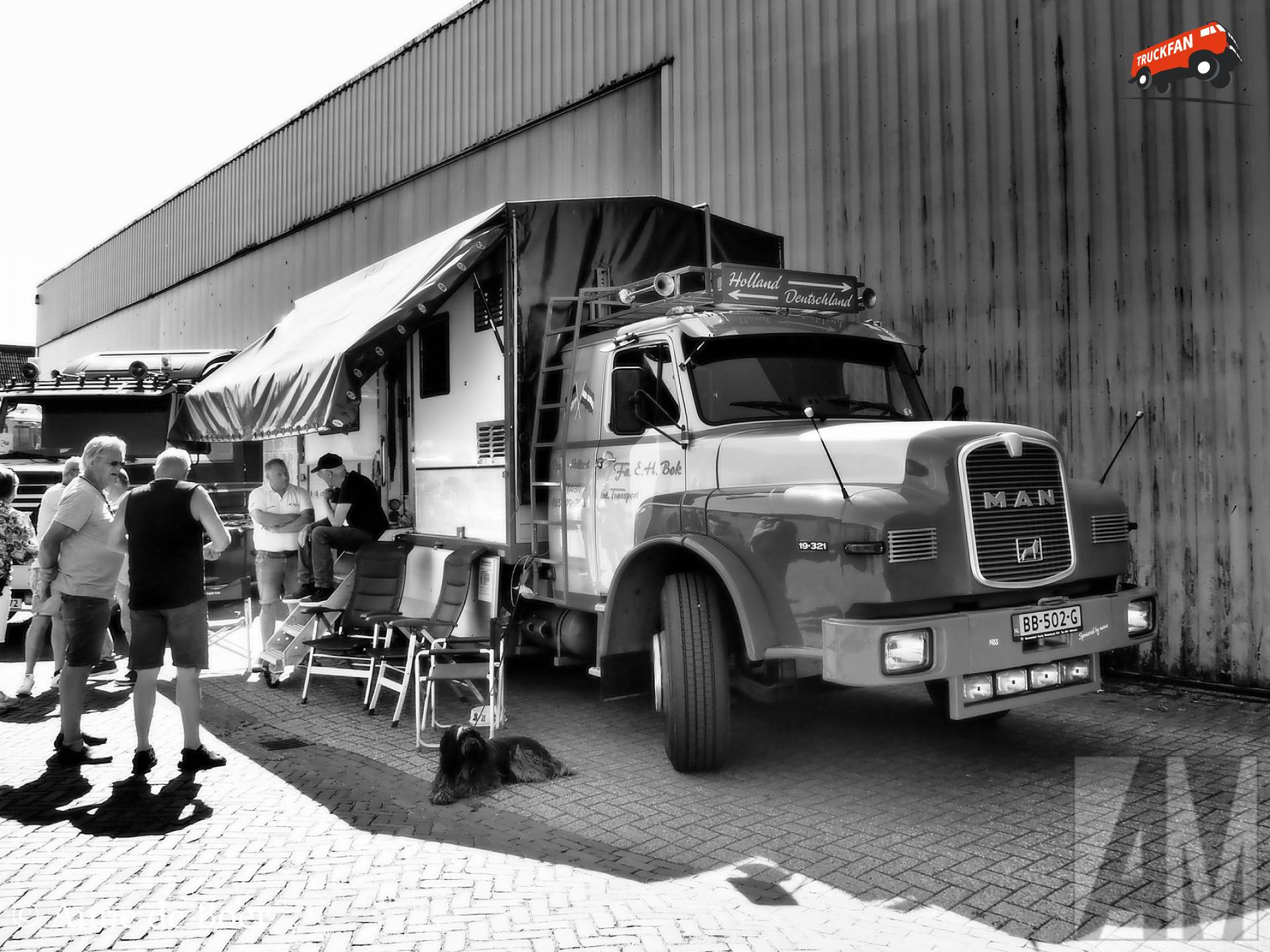 Zwart-wit foto van MAN vrachtwagen