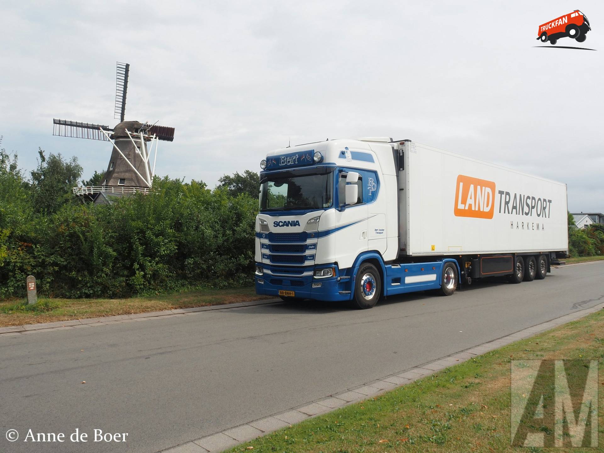 Scania S650 met Land Harkema oplegger bij molen