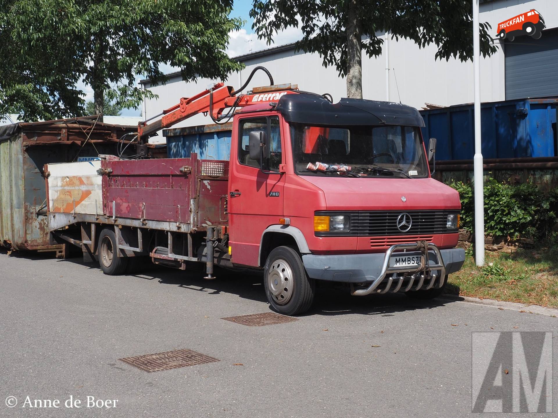 Mercedes-Benz 711D bij sloperij Venema in Burgum