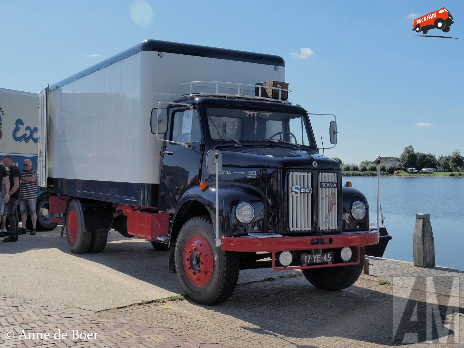 Scania L50 in de haven van Zoutkamp