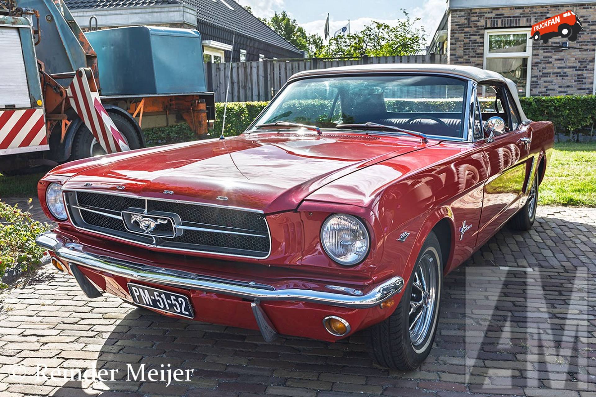Ford Mustang cabriolet bij Oldtimerdei Tzummarum