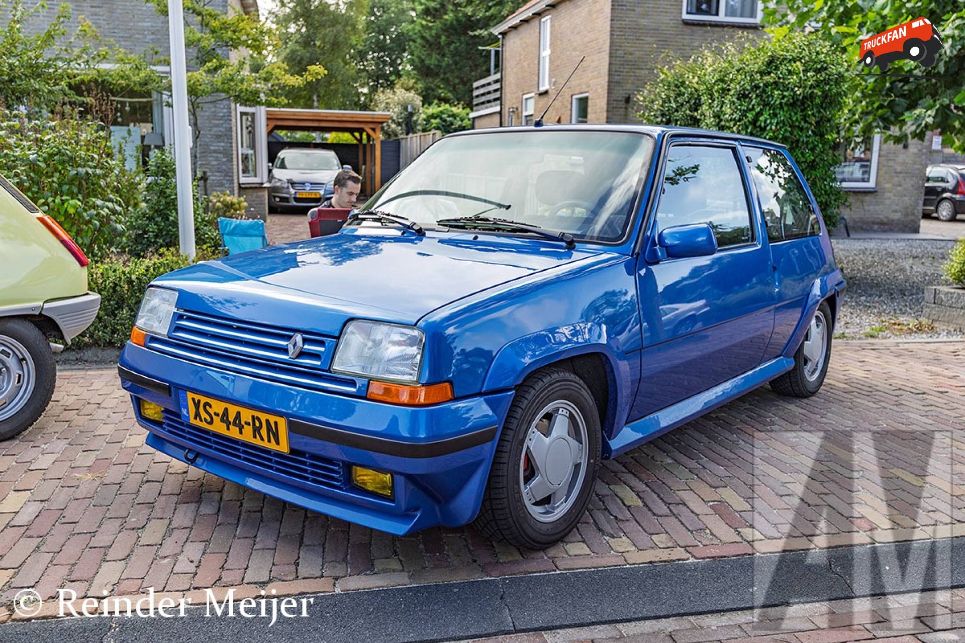 Blauwe Renault 5 naast auto van ClioNienke