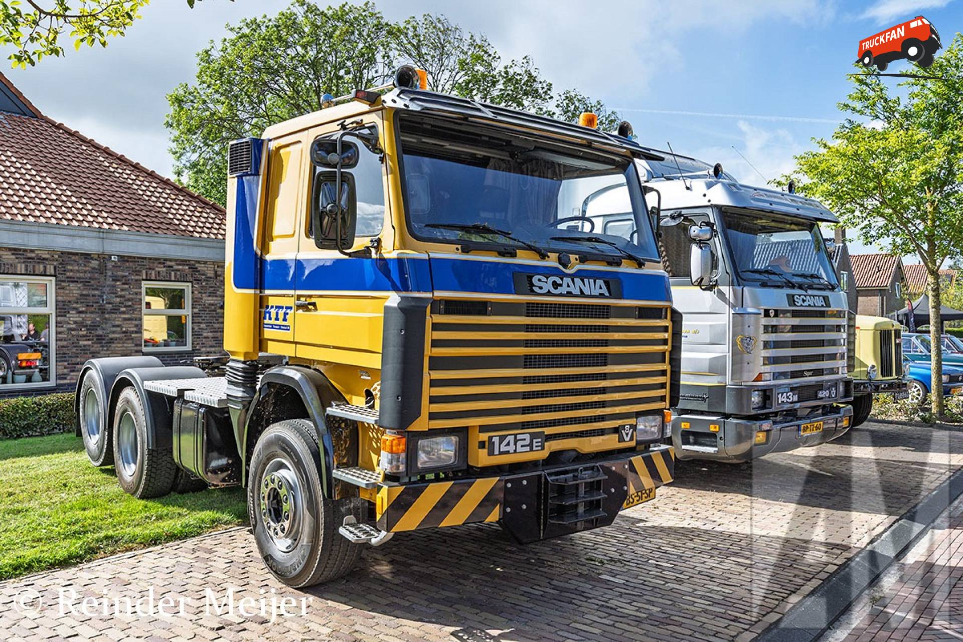 Scania 142E en Scania 143 Streamline bij Oldtimerdei Tzummarum