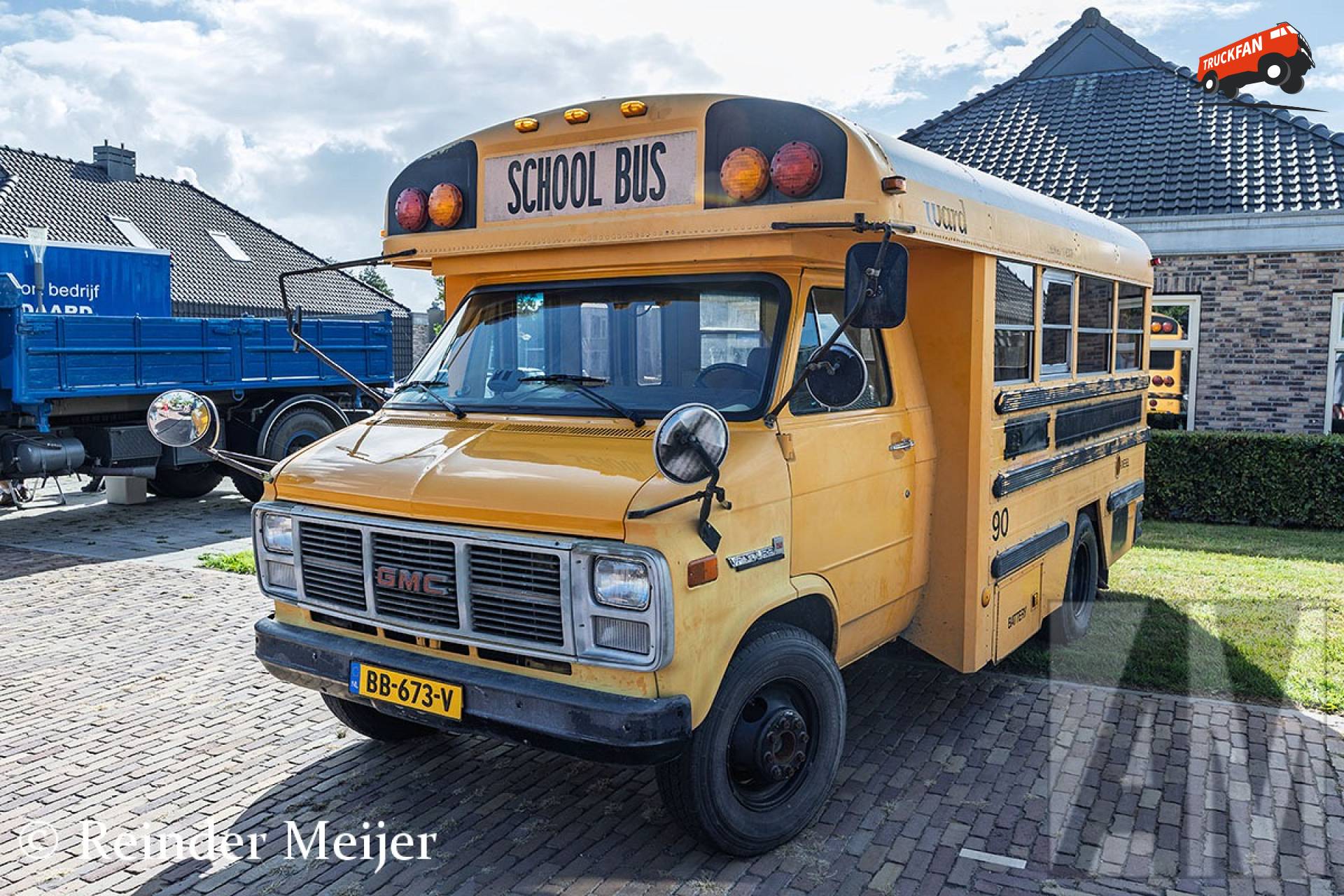 GMC Vandura schoolbus bij Oldtimerdei Tzummarum