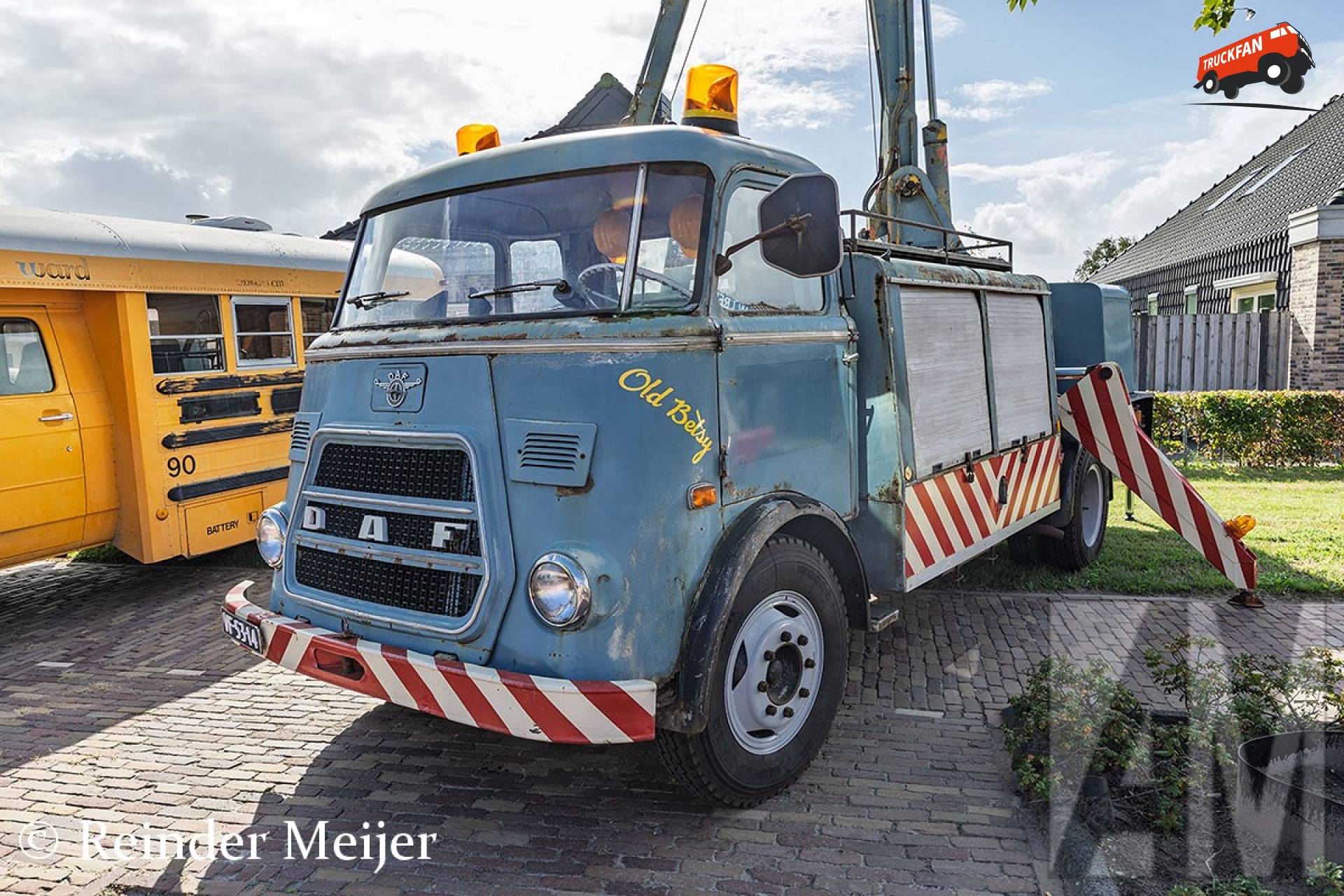 DAF A1100 met hoogwerker op Oldtimerdei Tzummarum