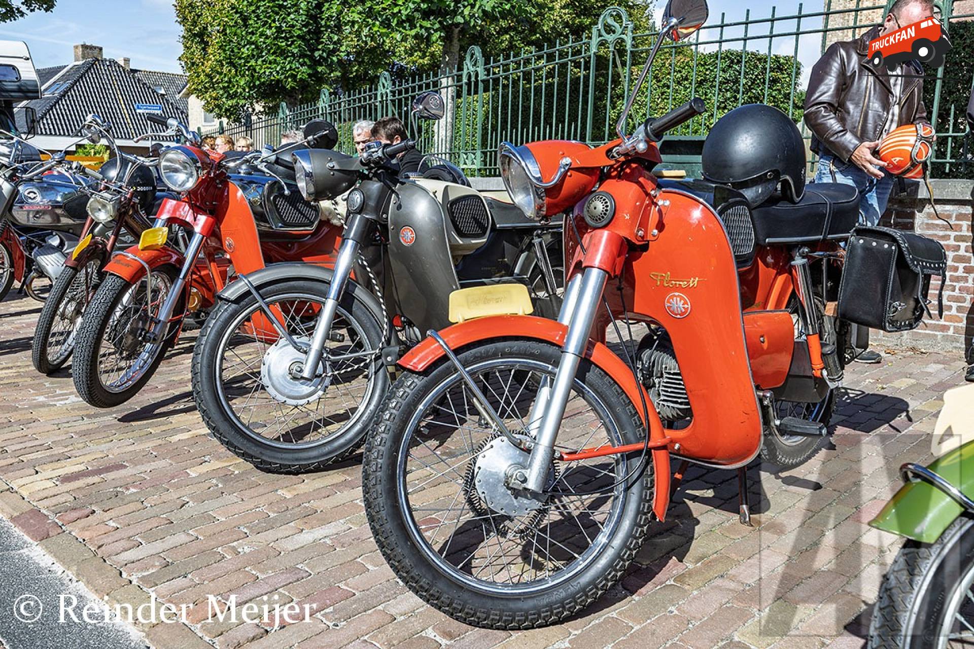 Rij Kreidler Florett brommers bij kerk in Tzummarum