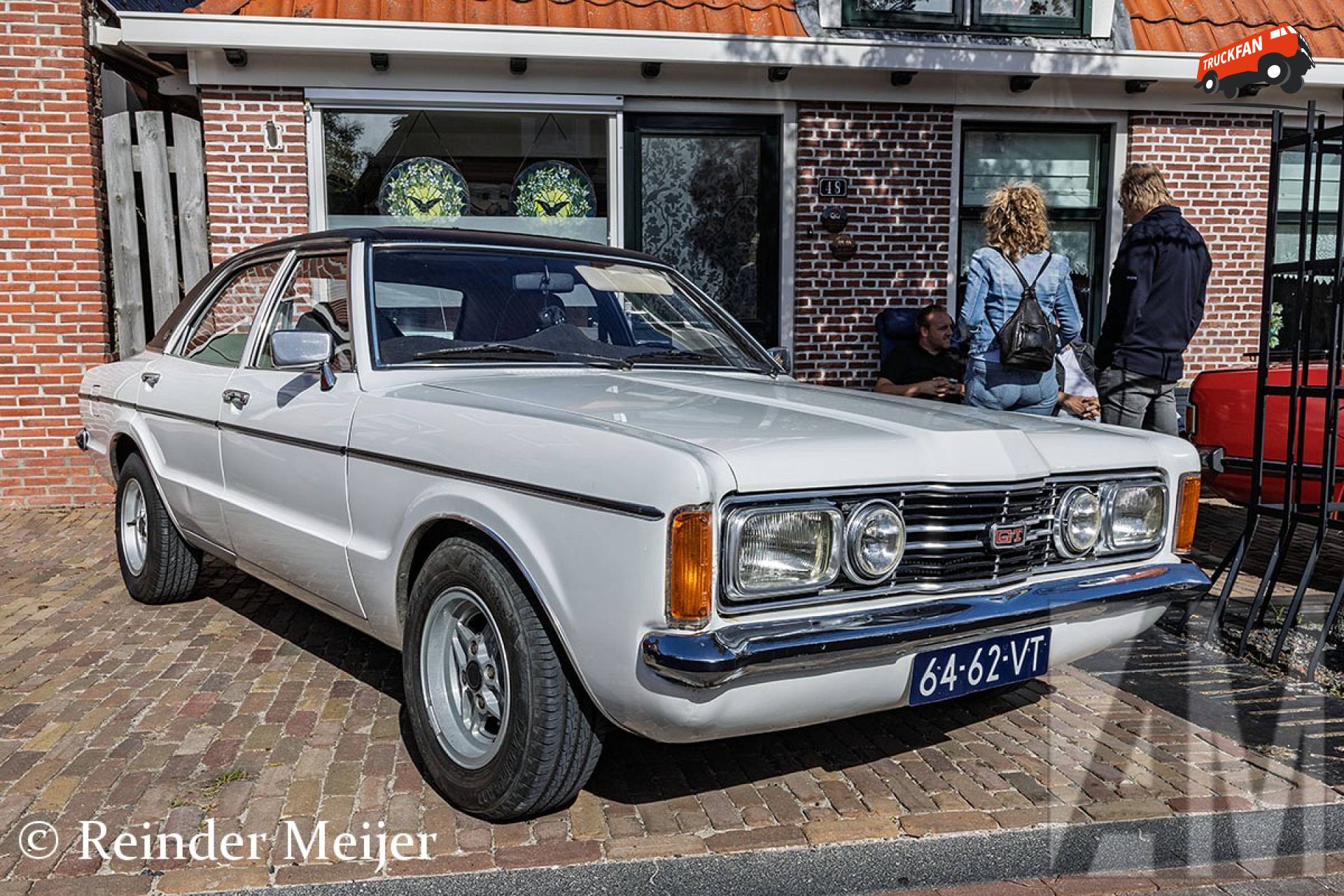 Ford Taunus 2000 uit 1972 bij Oldtimerdei Tzummarum