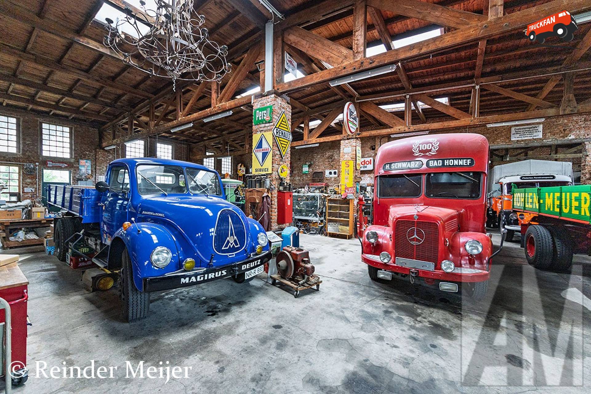 Mercedes-Benz en Magirus-Deutz oldtimervrachtwagens in Restauratiebedrijf
