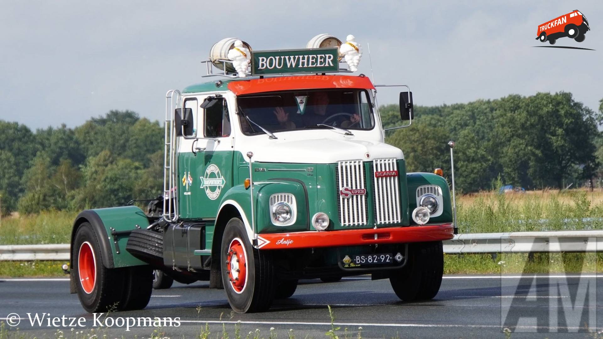 Scania L110 vrachtwagen op A28 bij Beilen
