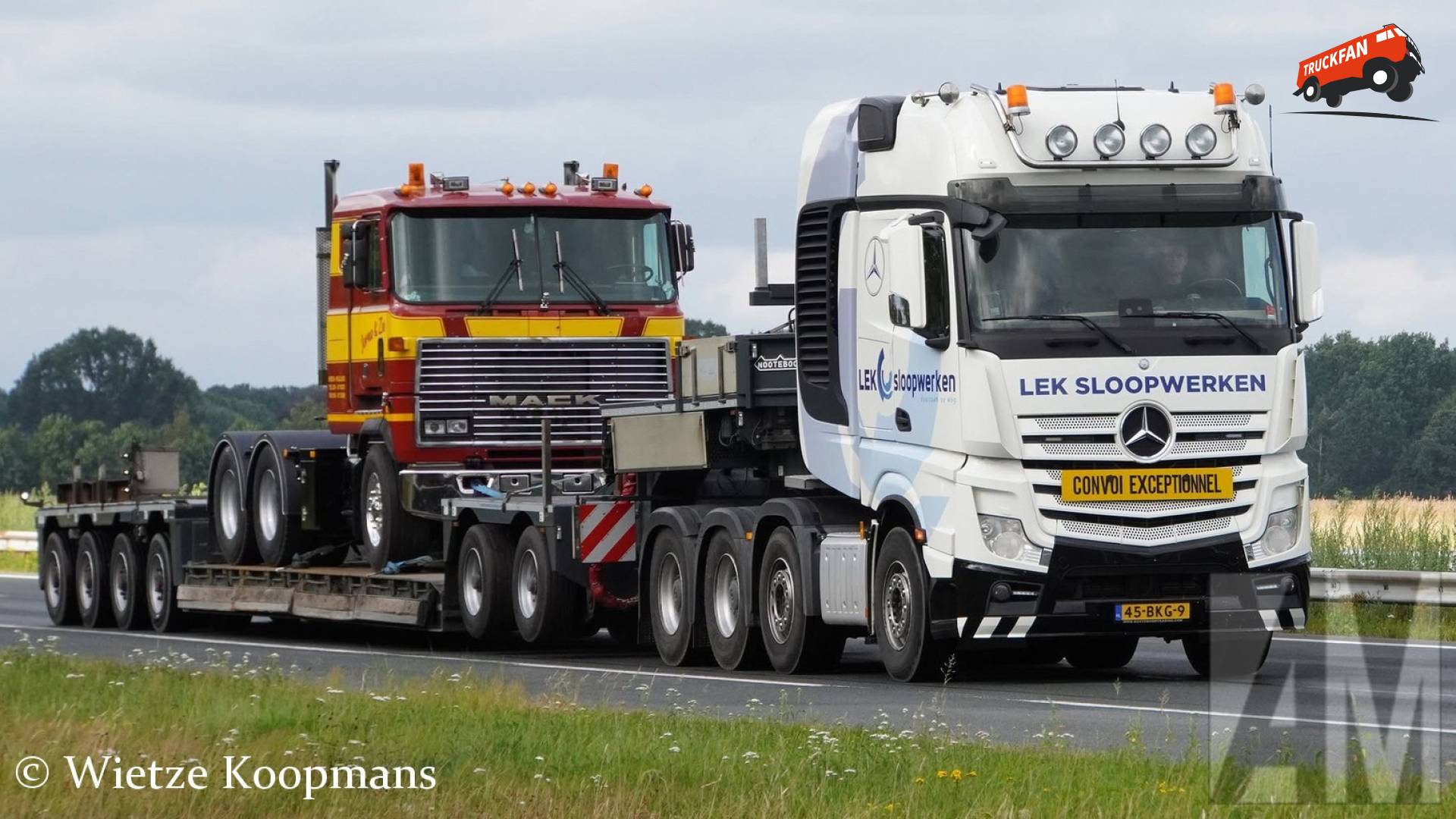 Mercedes-Benz Actros en Mack MH op A28 bij Beilen