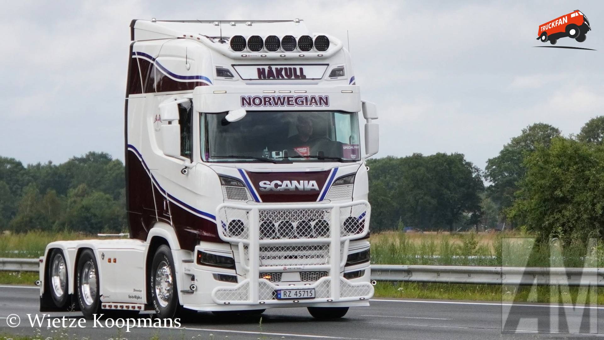 Scania truck bij uittocht Truckstar Festival bij Beilen