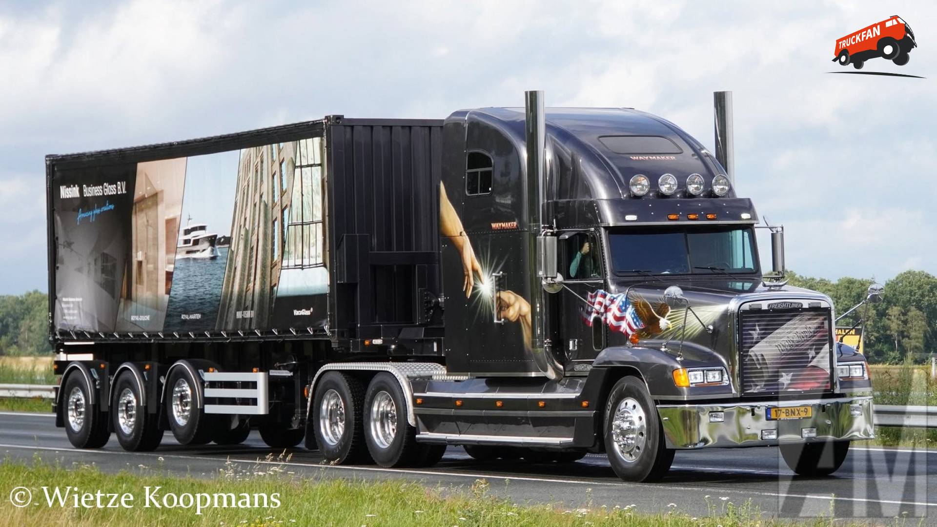 Freightliner vrachtwagen op A28 bij Beilen