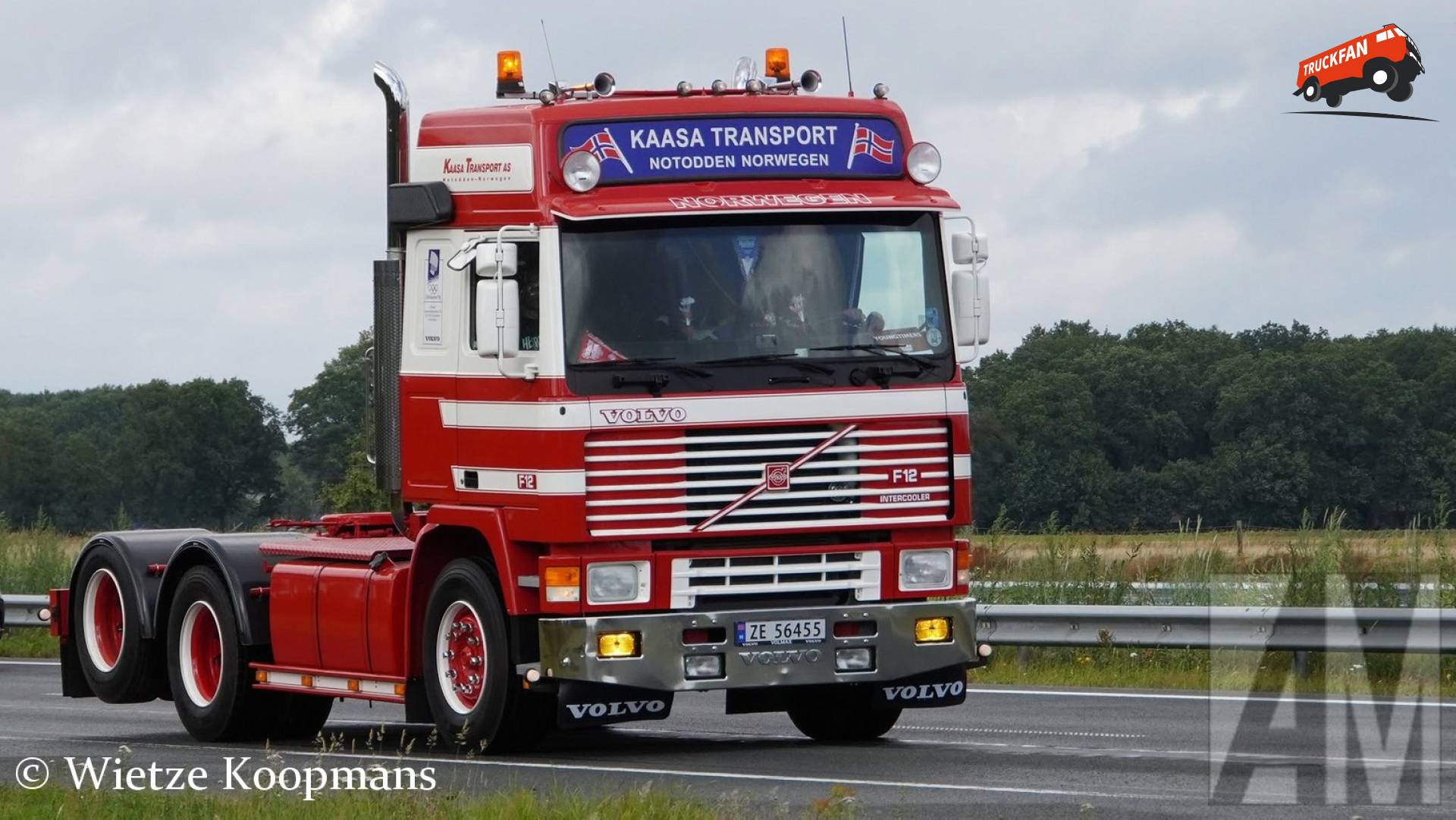 Volvo F12 truck bij Beilen op de A28