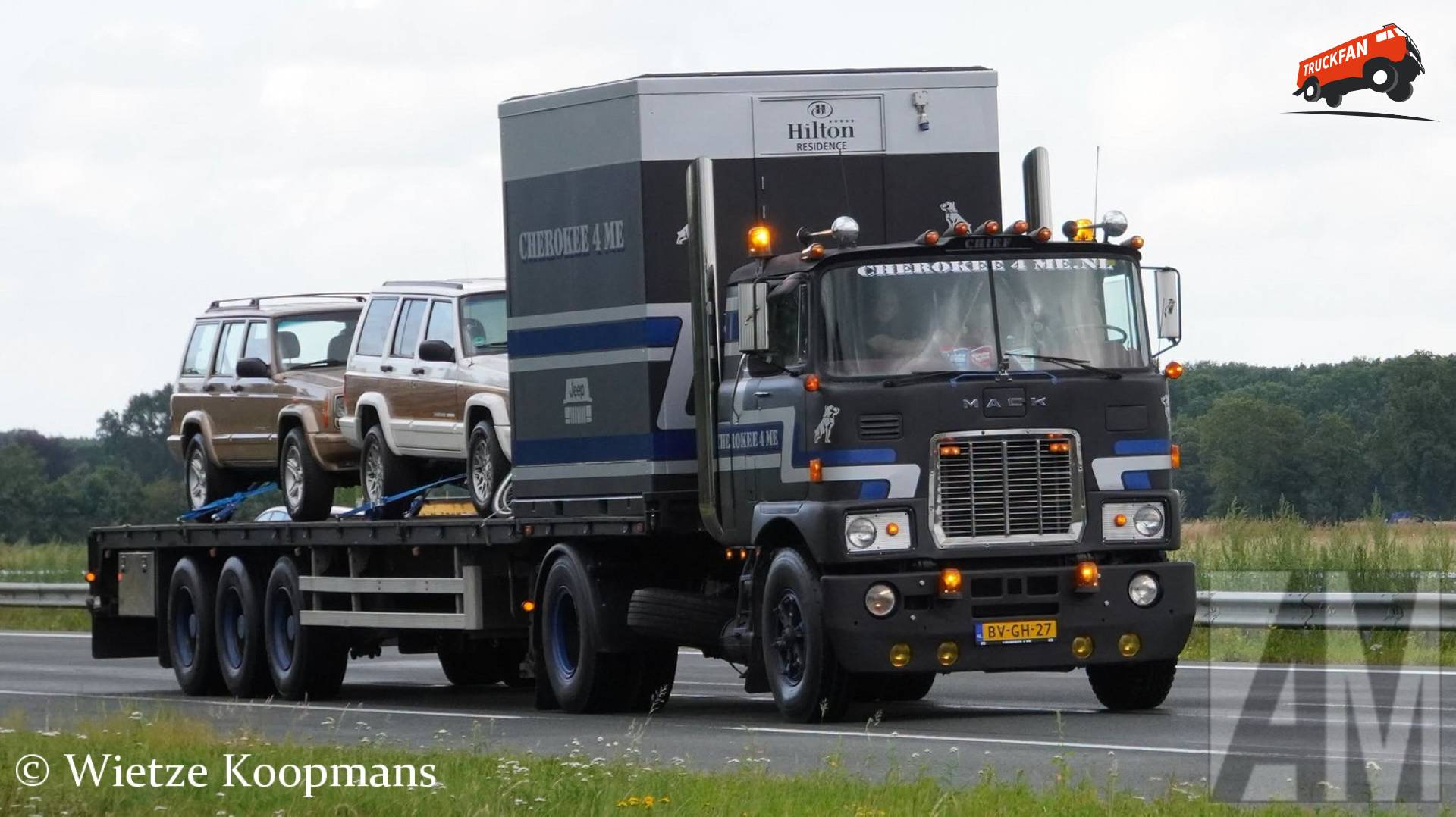 Mack F-serie en Jeep Cherokee bij Truckstar Festival