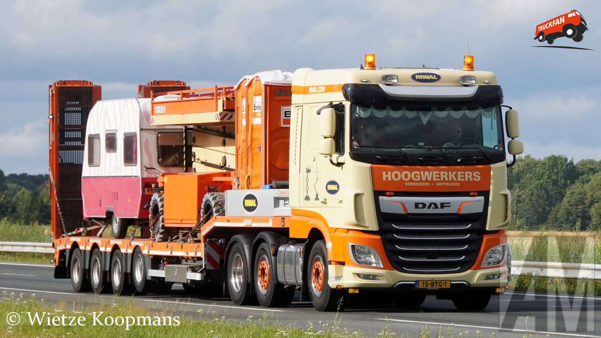 DAF XF Euro 6 truck met Nooteboom oplegger bij Beilen