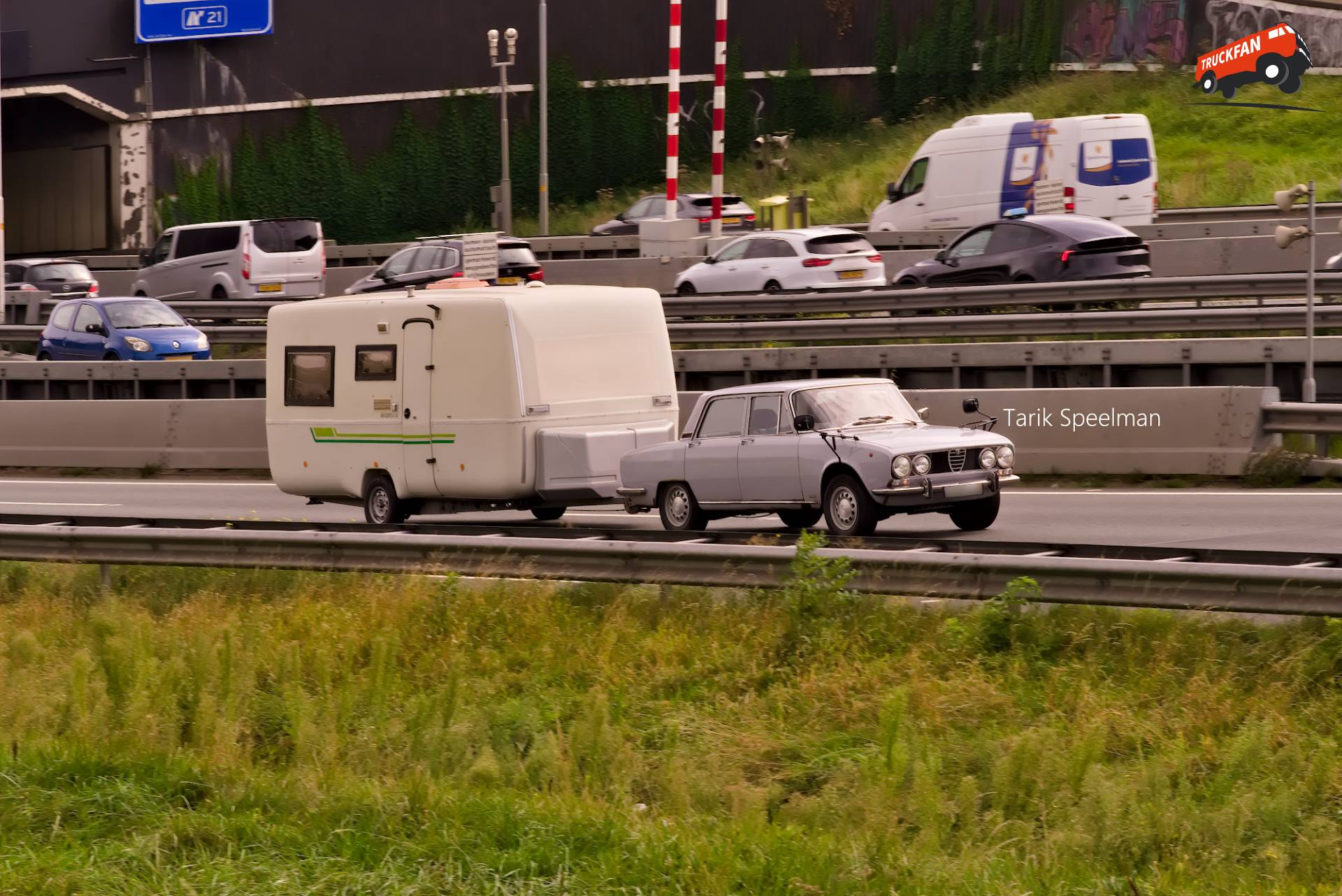 Alfa Romeo 1750 Berlina met caravan op A16