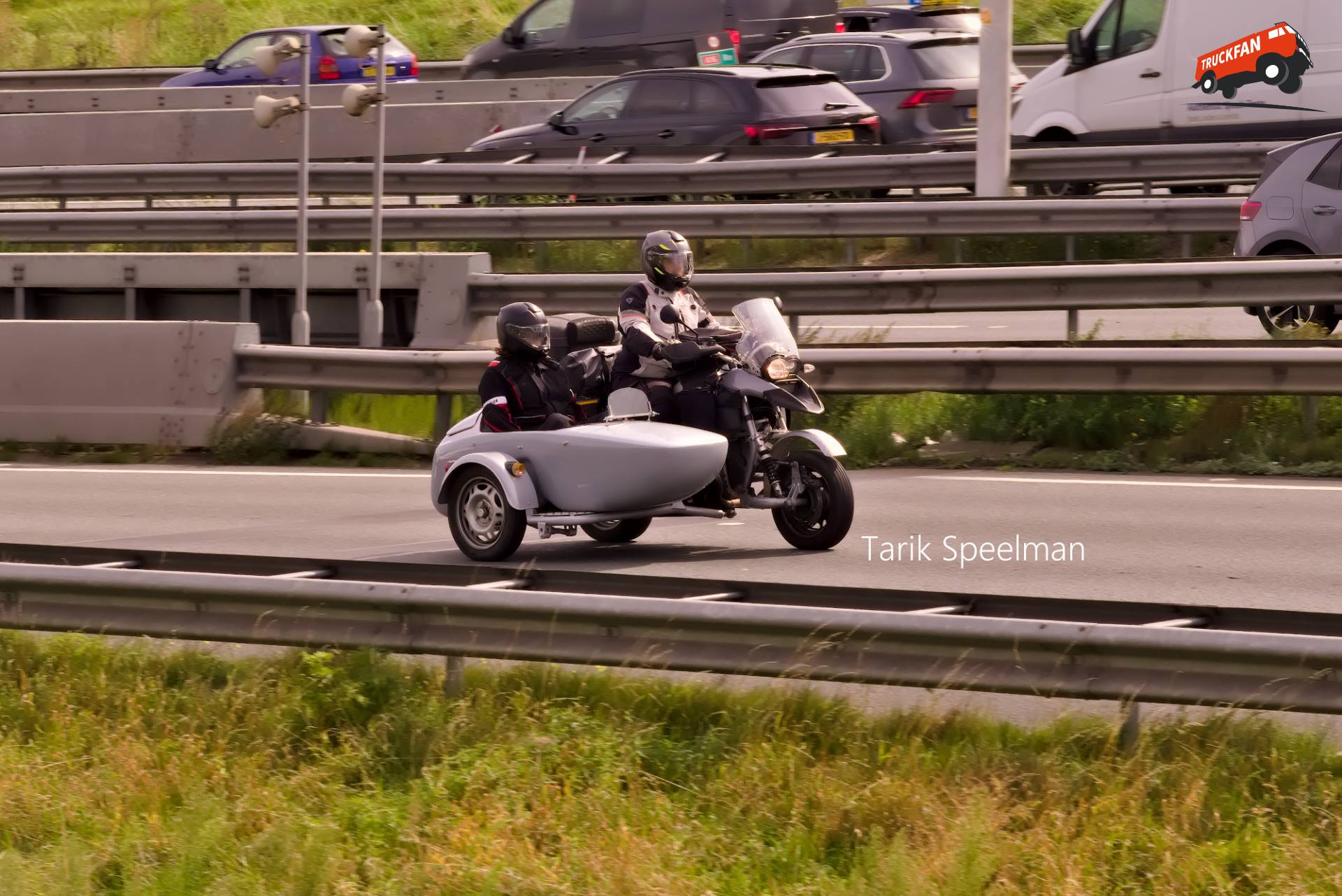 BMW motorfiets met zijspan op A16