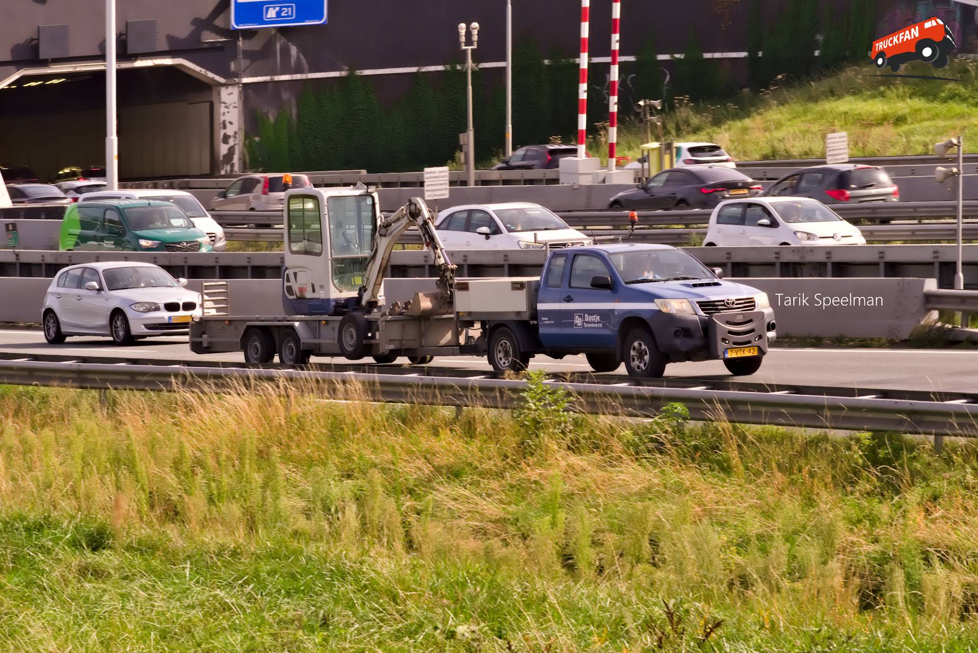 Toyota Hilux machine transport on A16