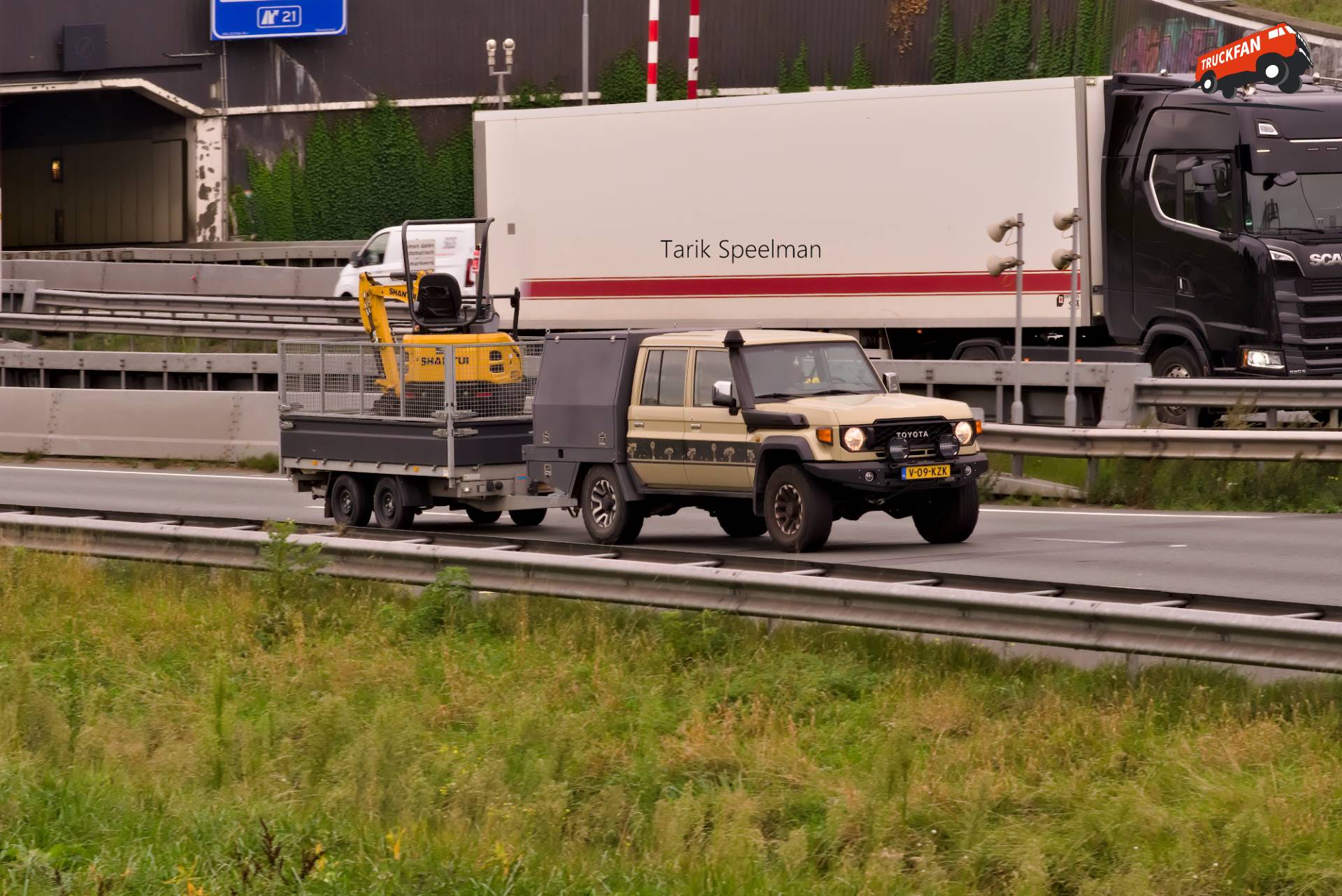 Toyota Landcruiser met kenteken V-09-KZK op A16