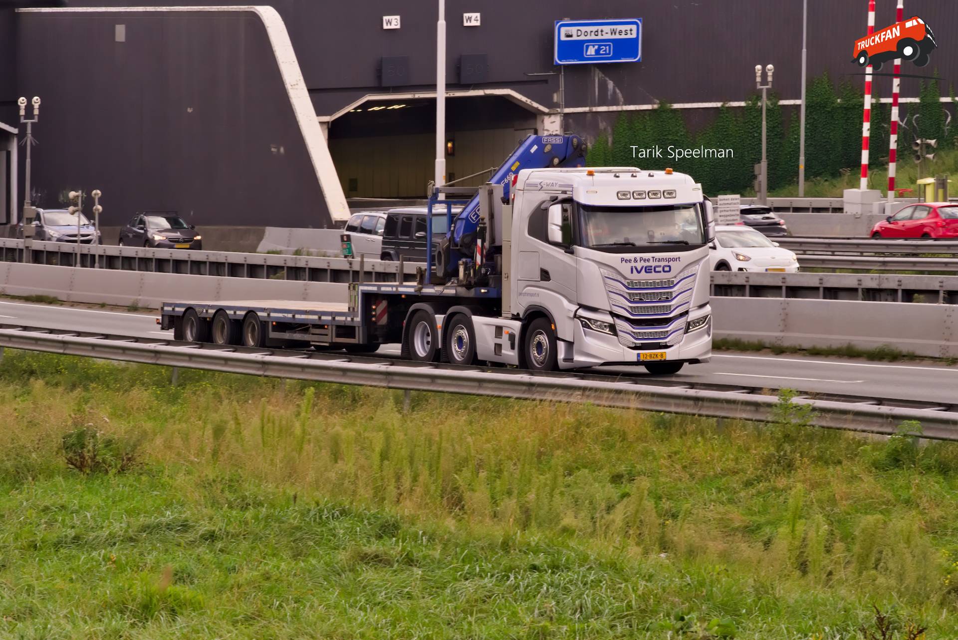 Iveco S-Way vrachtwagen met kenteken 12-BZK-8