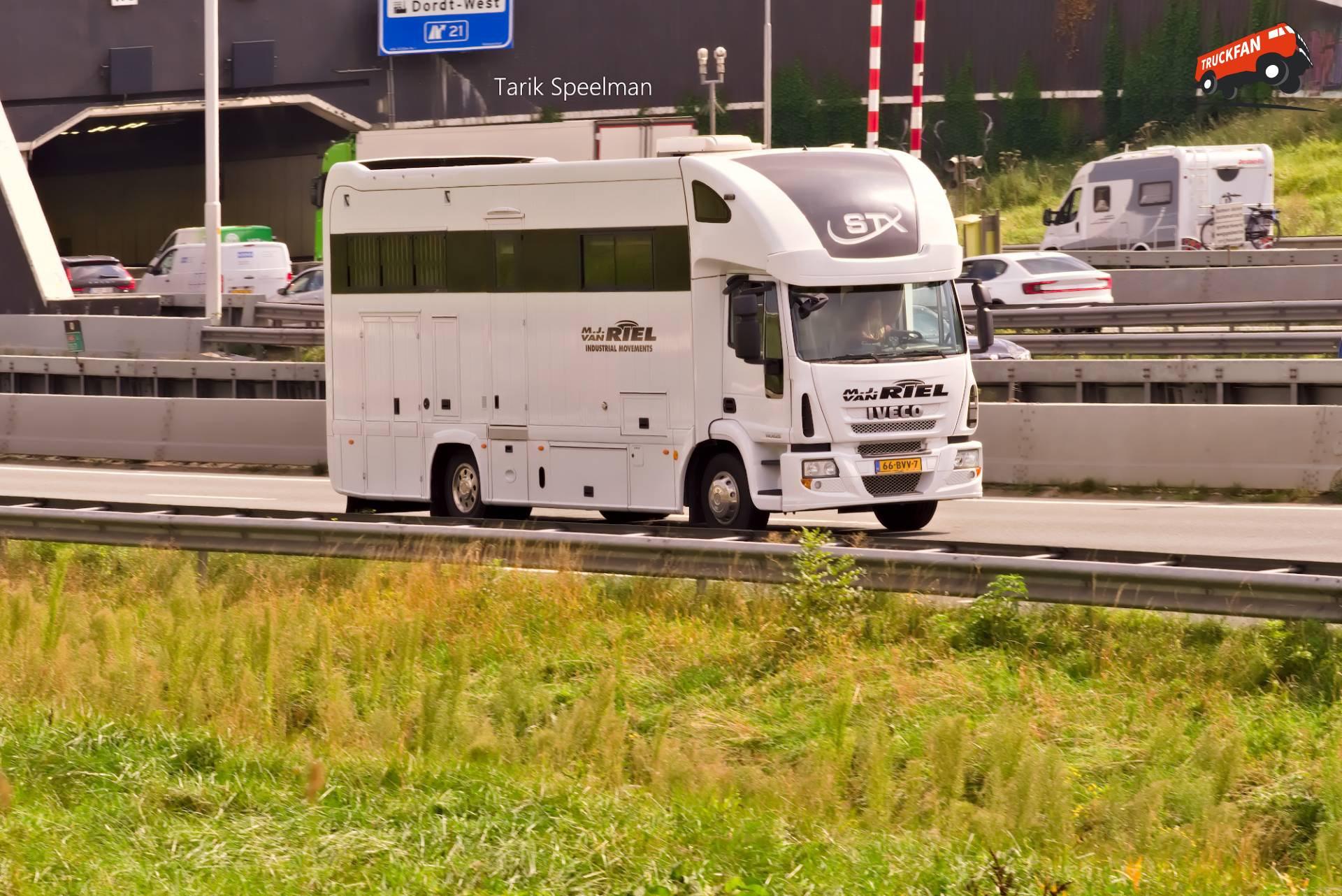Iveco Eurocargo met kenteken 66-BVV-7 op A16