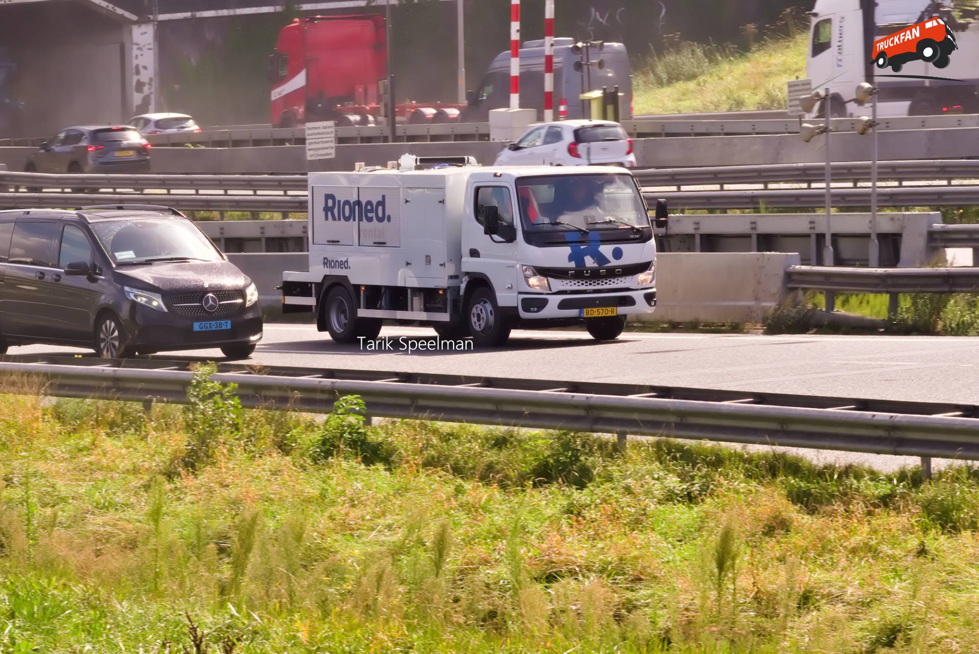 Mitsubishi Fuso truck BD-570-R on A16