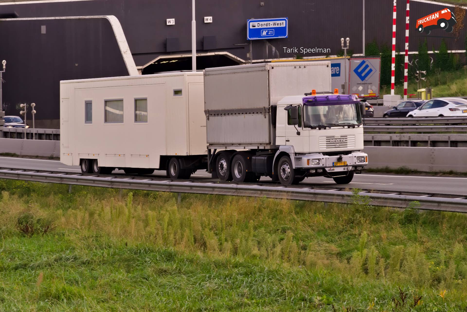 MAN F90 camper met kenteken BP-PP-18 op A16