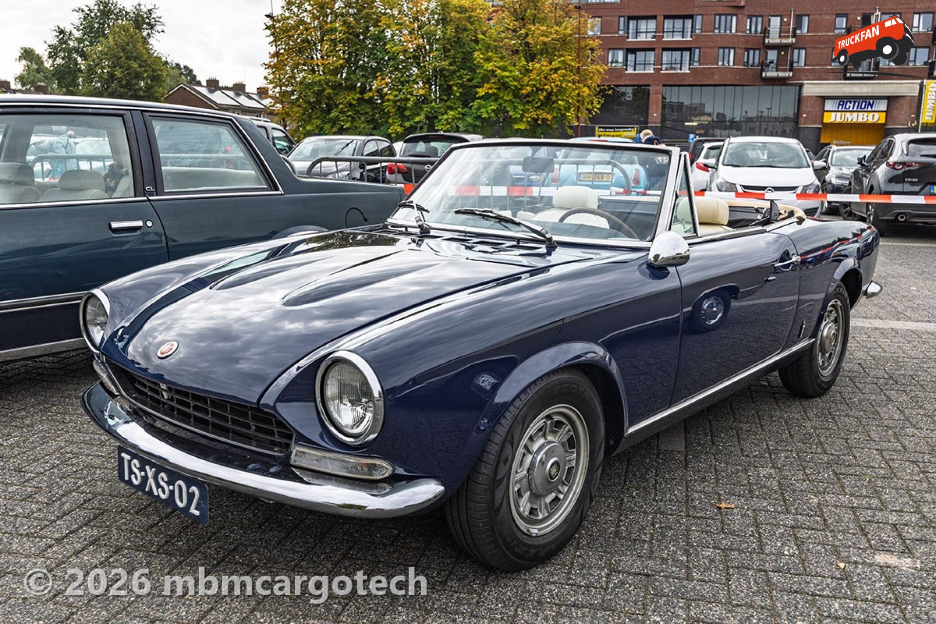 Fiat 124 uit 1976 op oldtimerdag Burgum