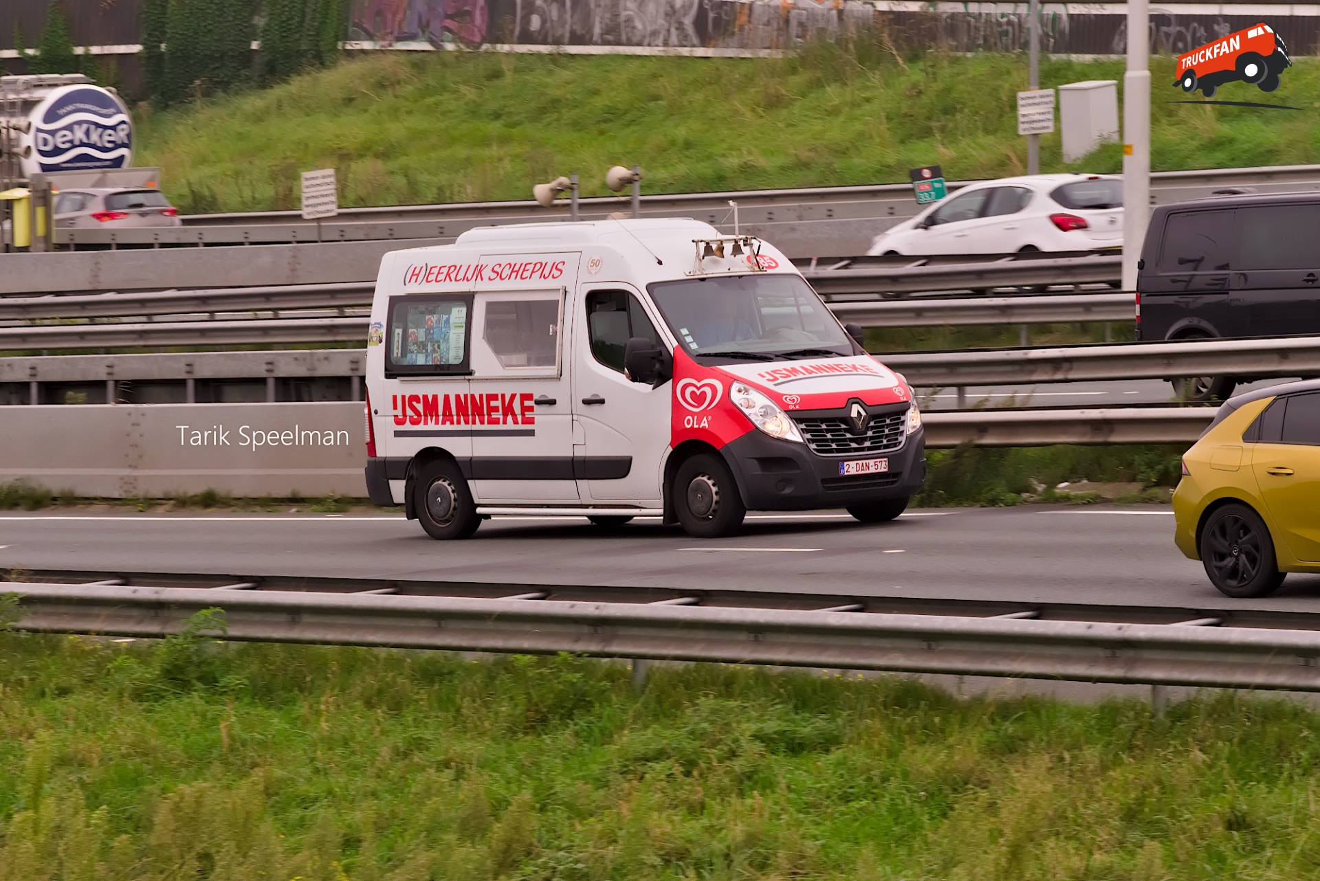 Renault Master ijscowagen met kenteken 2-DAN-573