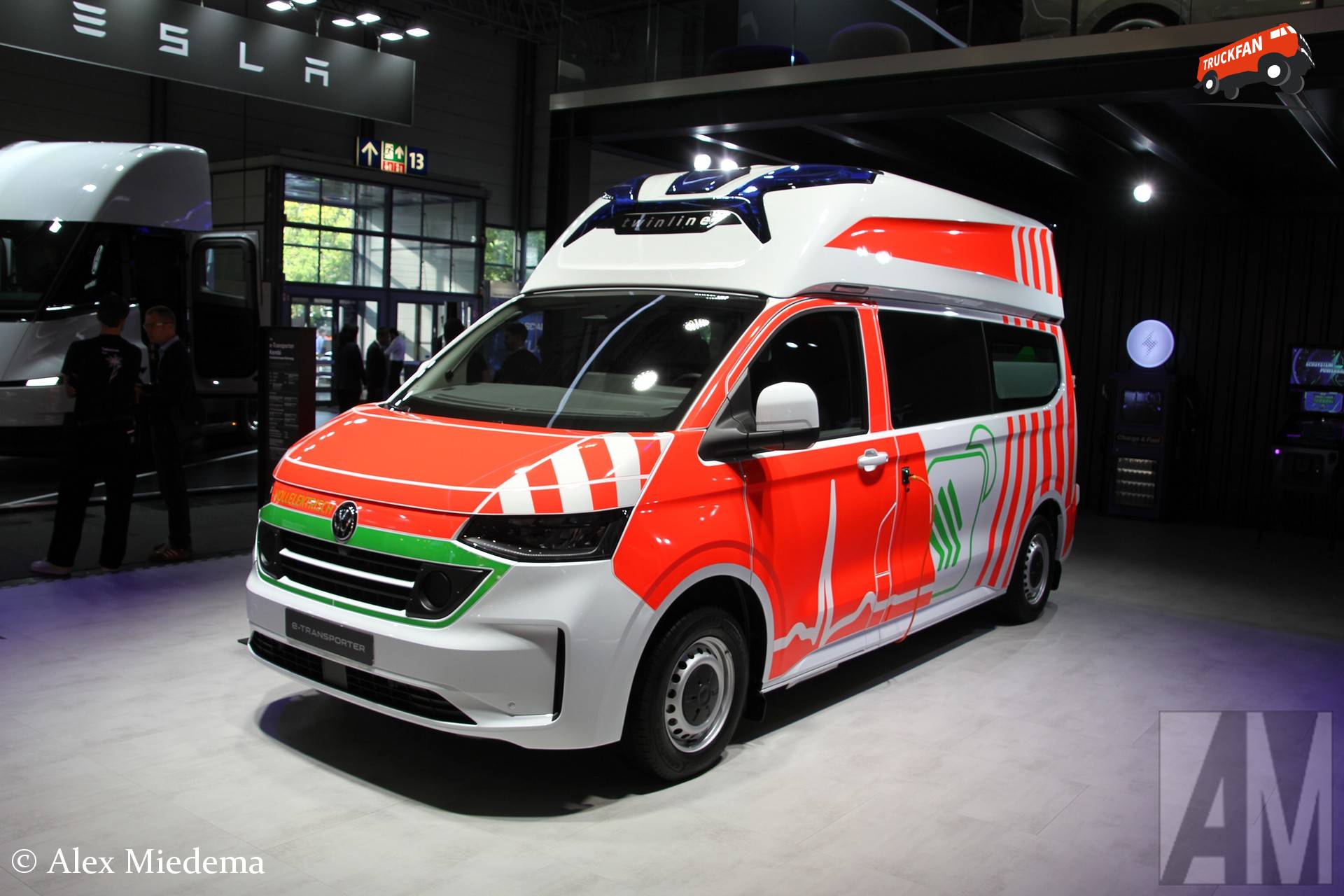 Twinliner van Ambulanz Mobile op basis van een elektrische Volkswagen Transporter. Deze T7 is gebaseerd op de Ford Transit Custom, vlak voor de IAA maakte Volkswagen bekend dat de T8 weer in eigen regie ontwikkeld wordt.