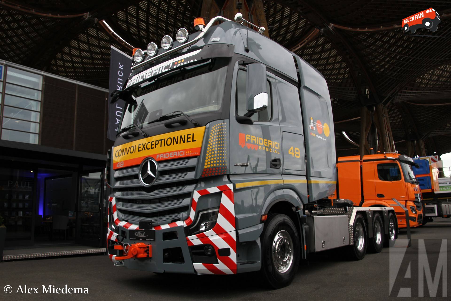 Op de IAA is het niet de vraag óf Paul wat interessants mee heeft, maar wat. De zwaar transport trekker is op basis van een Actros 6x4 omgebouwd naar een 8x6/4 SLT. Het GVW van 250 ton is niet het meest opvallende, de draaicirkel van 17,5 meter wél: deze wendbare zwaar transport trekker is speciaal voor gebruik in de bergen ontwikkeld.
