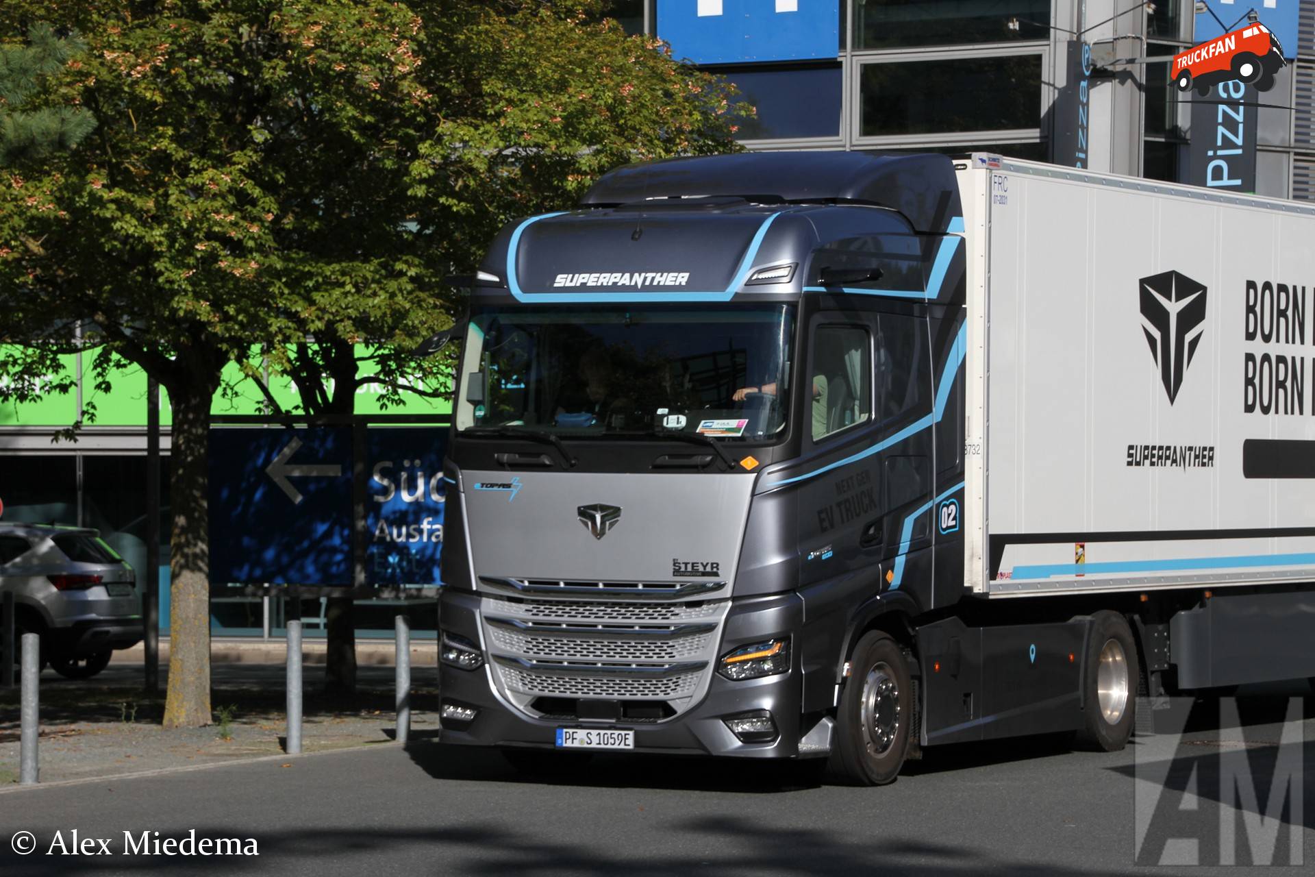 SuperPanther ontwikkelt alleen trucks, het bouwen laten ze aan Steyr over. Van de eTopas 600 staan er al diverse op kenteken. 