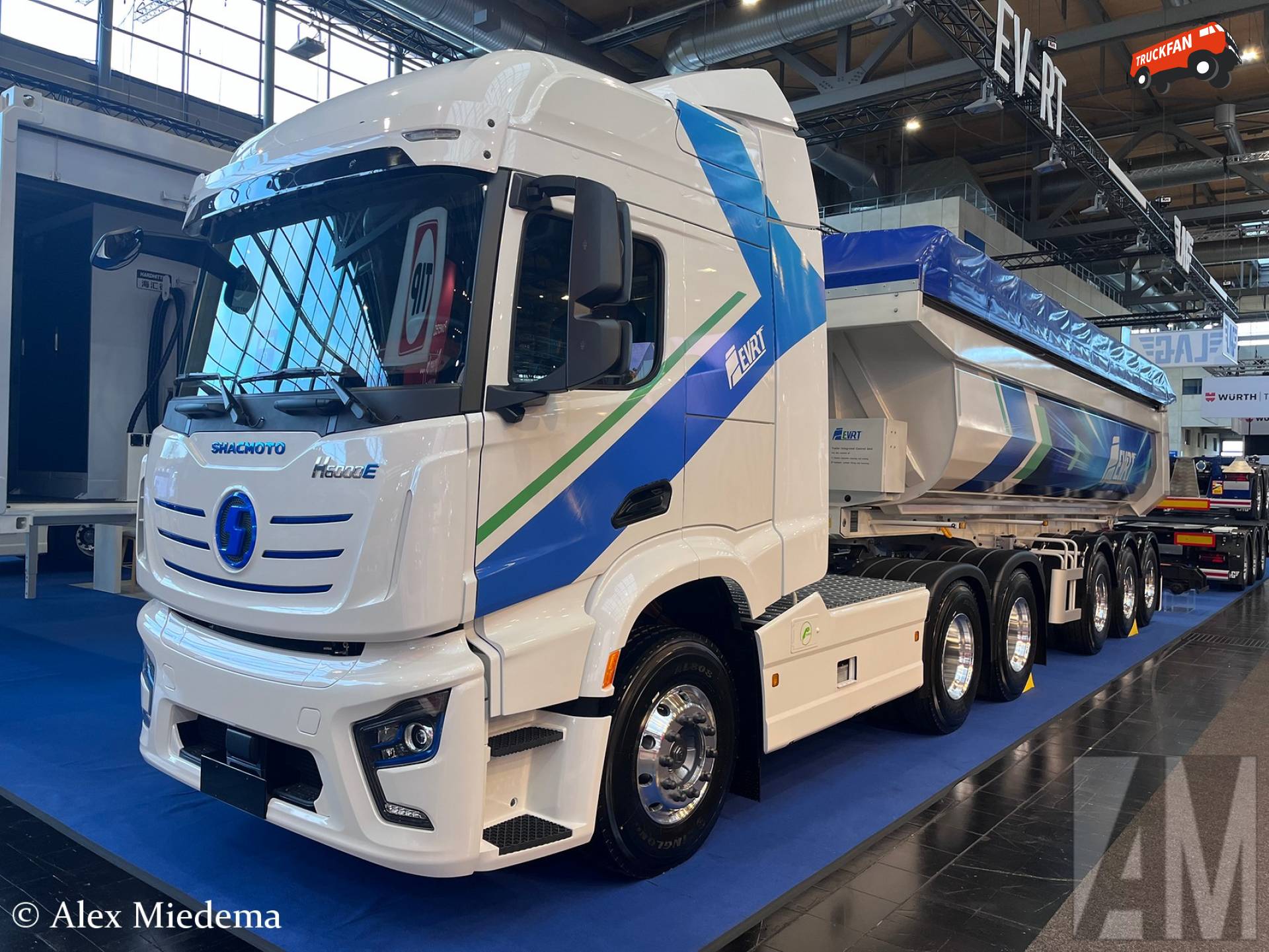 Op de stand van EV-RT stonden twee Shacmoto trucks, waaronder deze H6000E met kipoplegger.