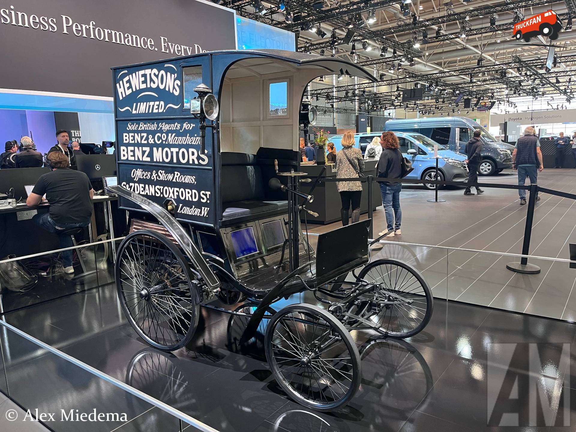 Bij Mercedes-Benz op de beide stands (Vans en Trucks zijn gescheiden tegenwoordig) ruim aandacht voor 130 jaar bedrijfswagenproductie. 