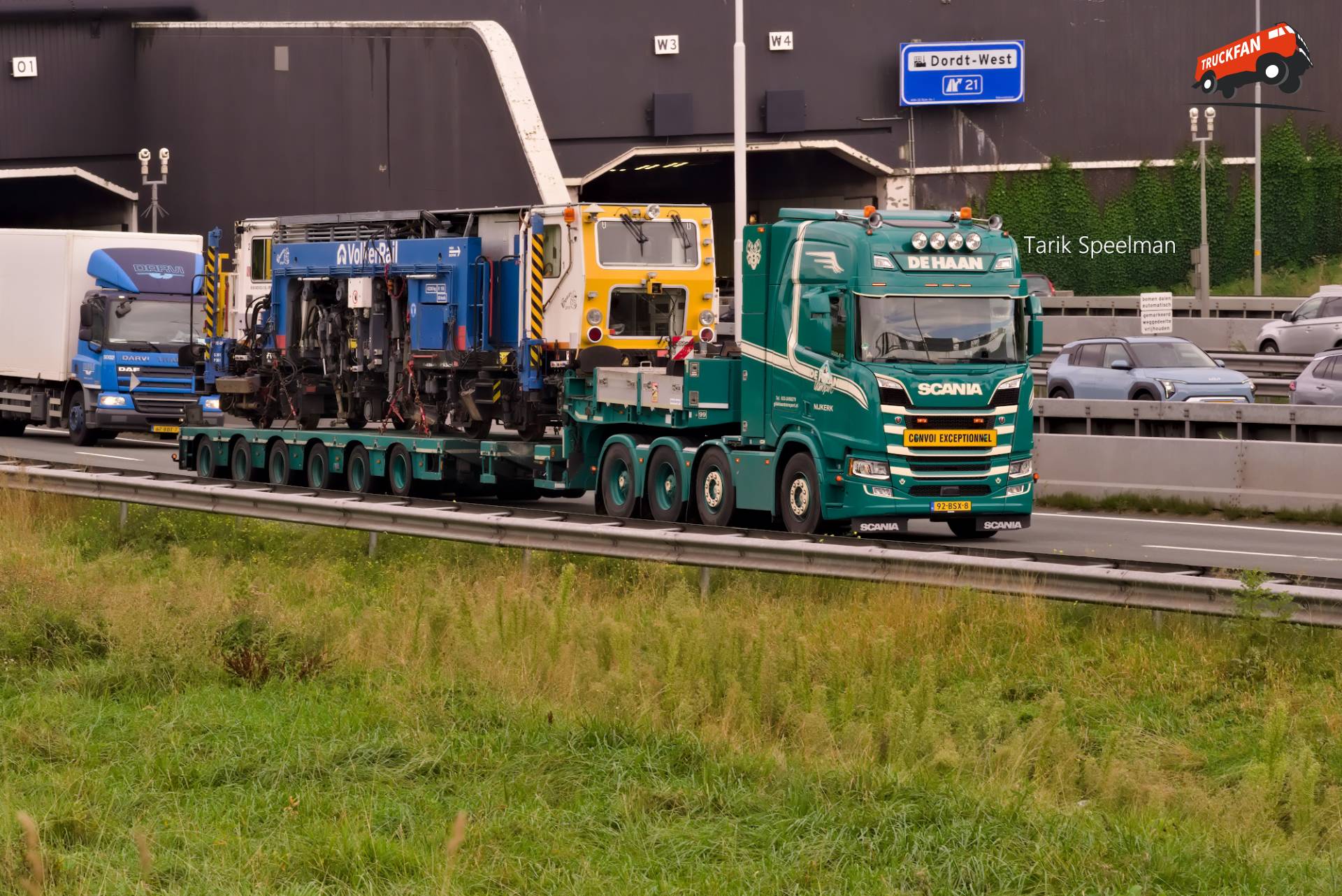 Scania R590 van G.L. de Haan met een werktrein van VolkerRail achterop