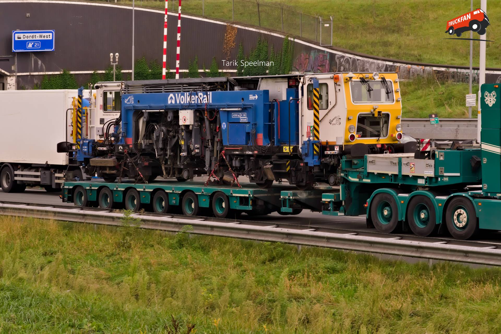 Volker Rail werktrein achterop een dieplader van G.L. de Haan